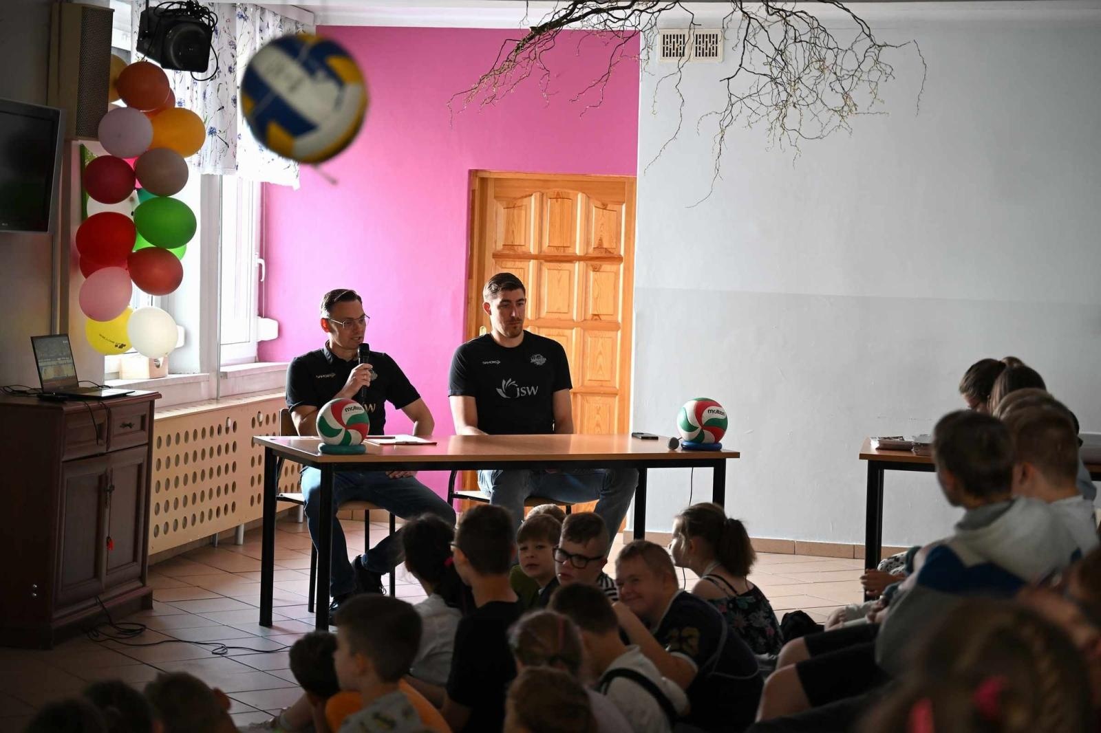 Zdjęcie w galerii na portalu naszwodzislaw.com: Siatkarski wicemistrz olimpijski z wizytą w ZPSWR w Wodzisławiu Ślaskim [FOTO] wiadomości z regionu