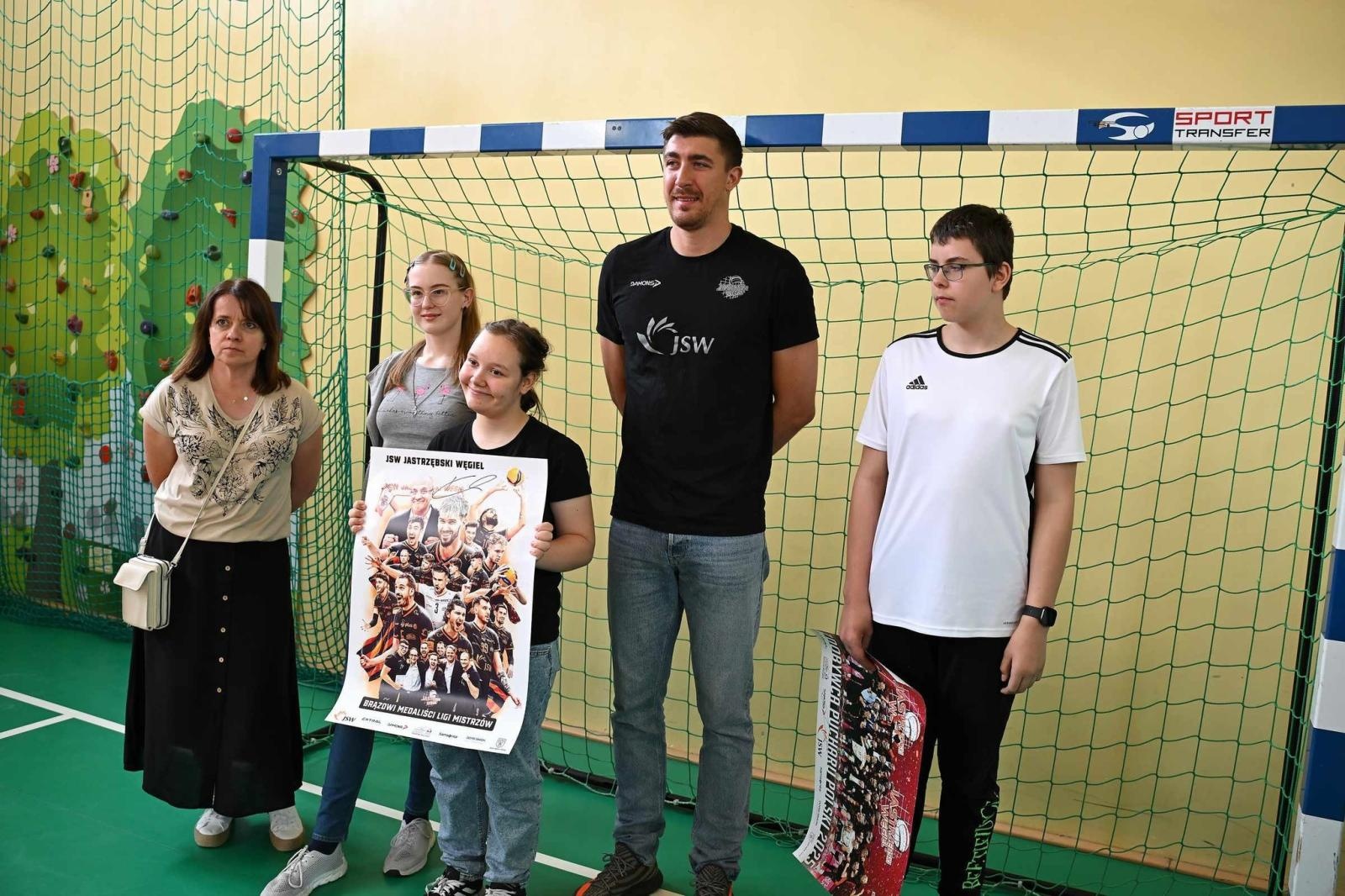 Zdjęcie w galerii na portalu naszwodzislaw.com: Siatkarski wicemistrz olimpijski z wizytą w ZPSWR w Wodzisławiu Ślaskim [FOTO] wiadomości z regionu