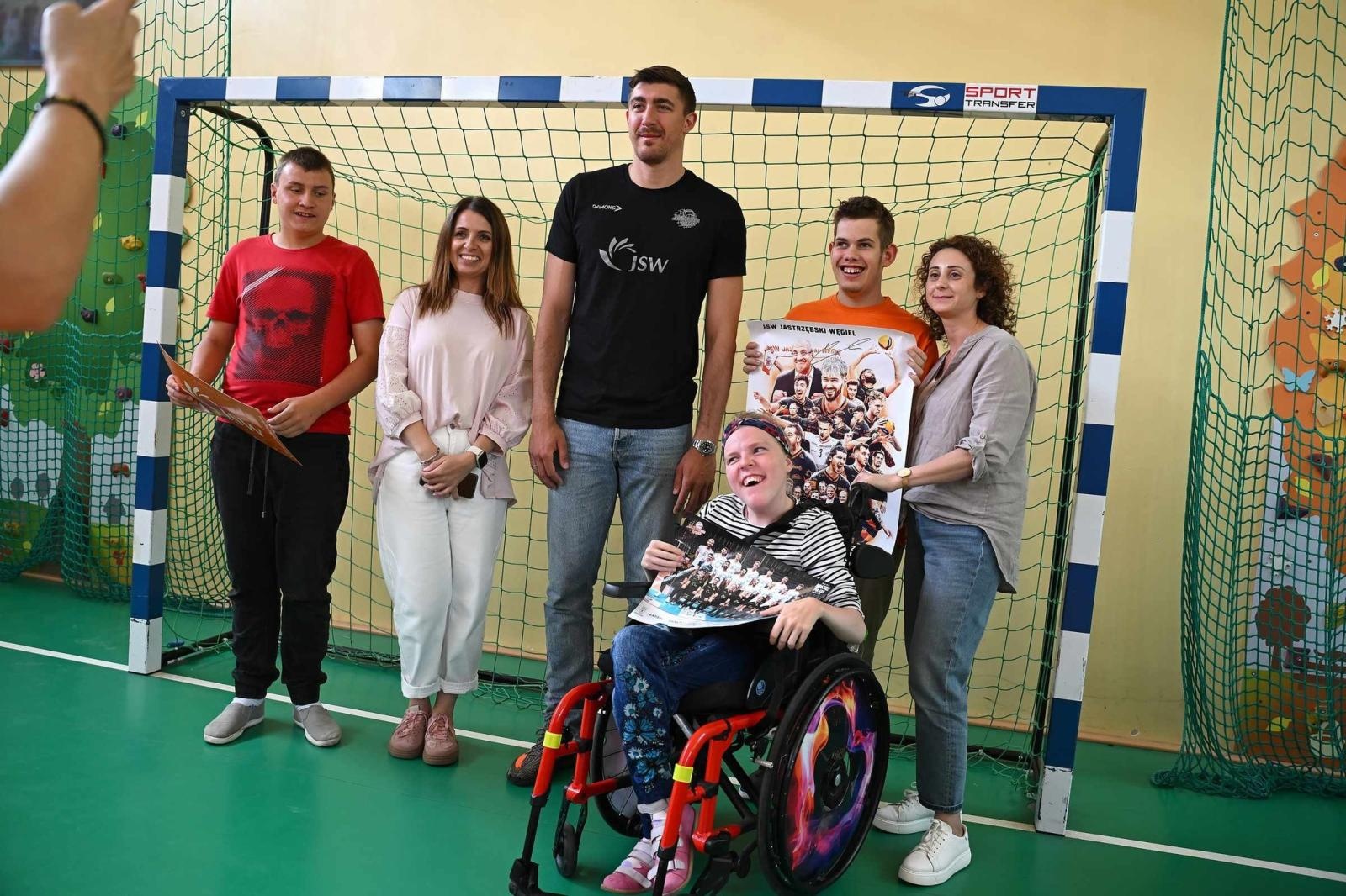 Zdjęcie w galerii na portalu naszwodzislaw.com: Siatkarski wicemistrz olimpijski z wizytą w ZPSWR w Wodzisławiu Ślaskim [FOTO] wiadomości z regionu