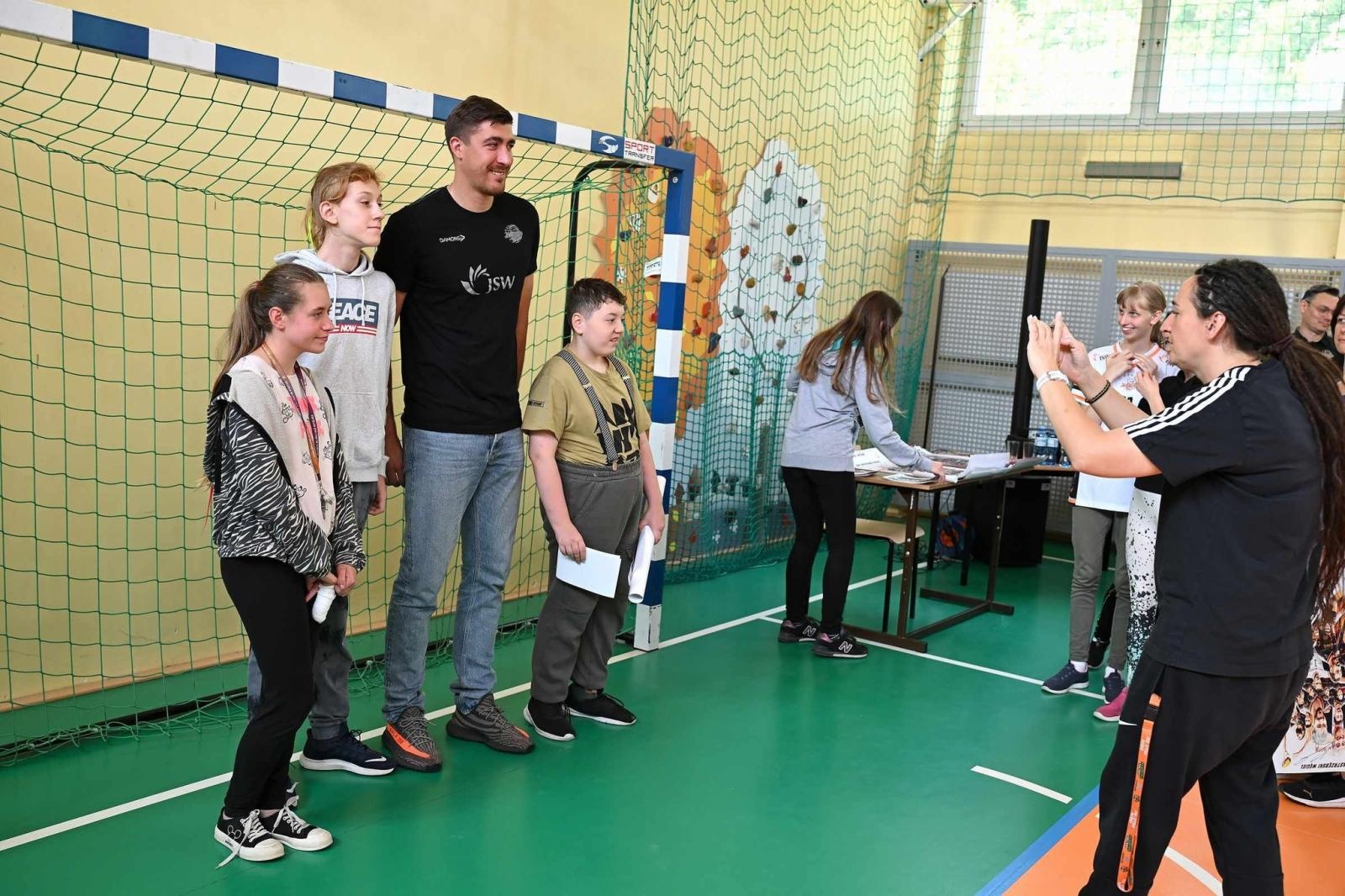 Zdjęcie w galerii na portalu naszwodzislaw.com: Siatkarski wicemistrz olimpijski z wizytą w ZPSWR w Wodzisławiu Ślaskim [FOTO] wiadomości z regionu