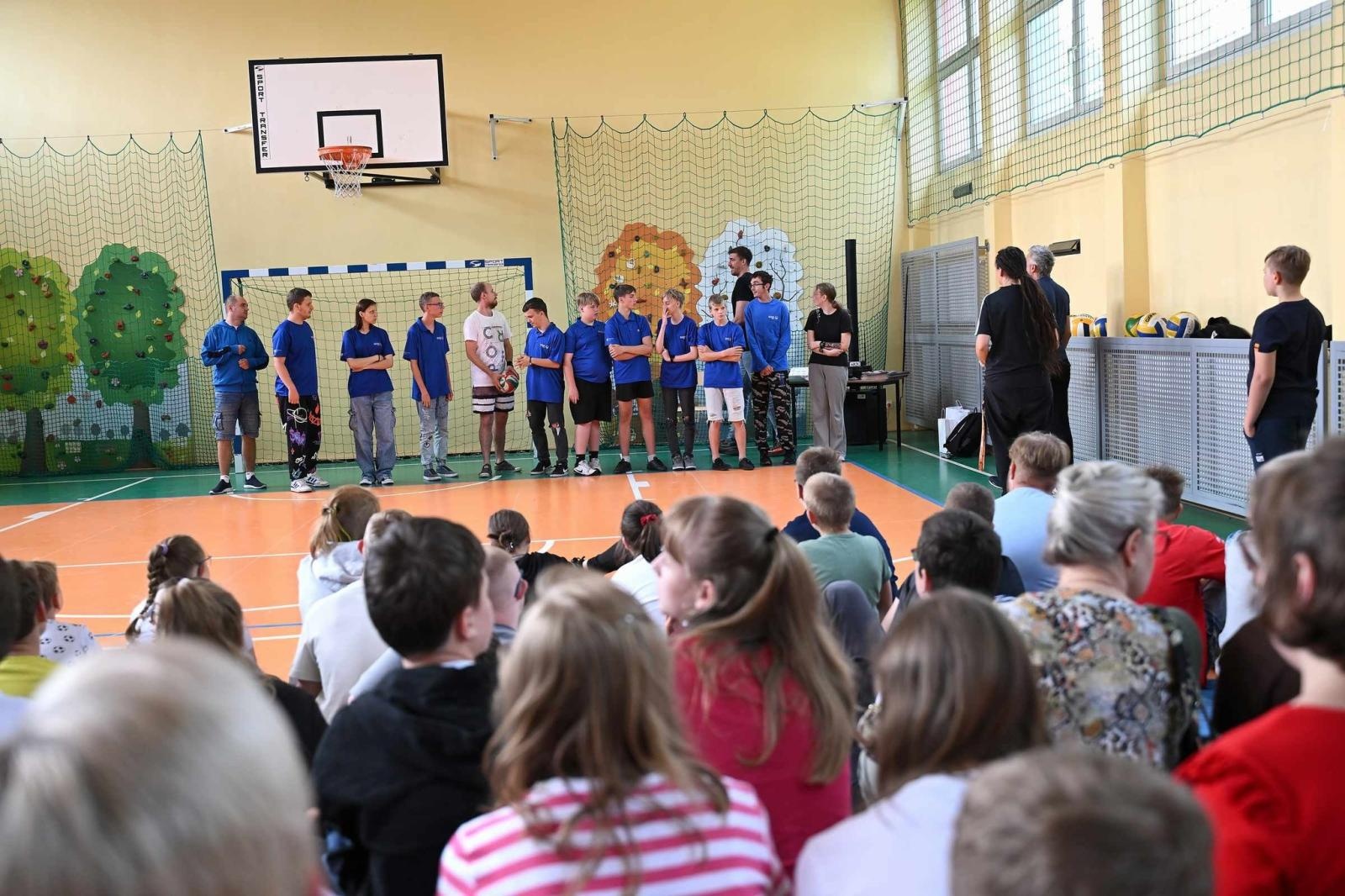 Zdjęcie w galerii na portalu naszwodzislaw.com: Siatkarski wicemistrz olimpijski z wizytą w ZPSWR w Wodzisławiu Ślaskim [FOTO] wiadomości z regionu