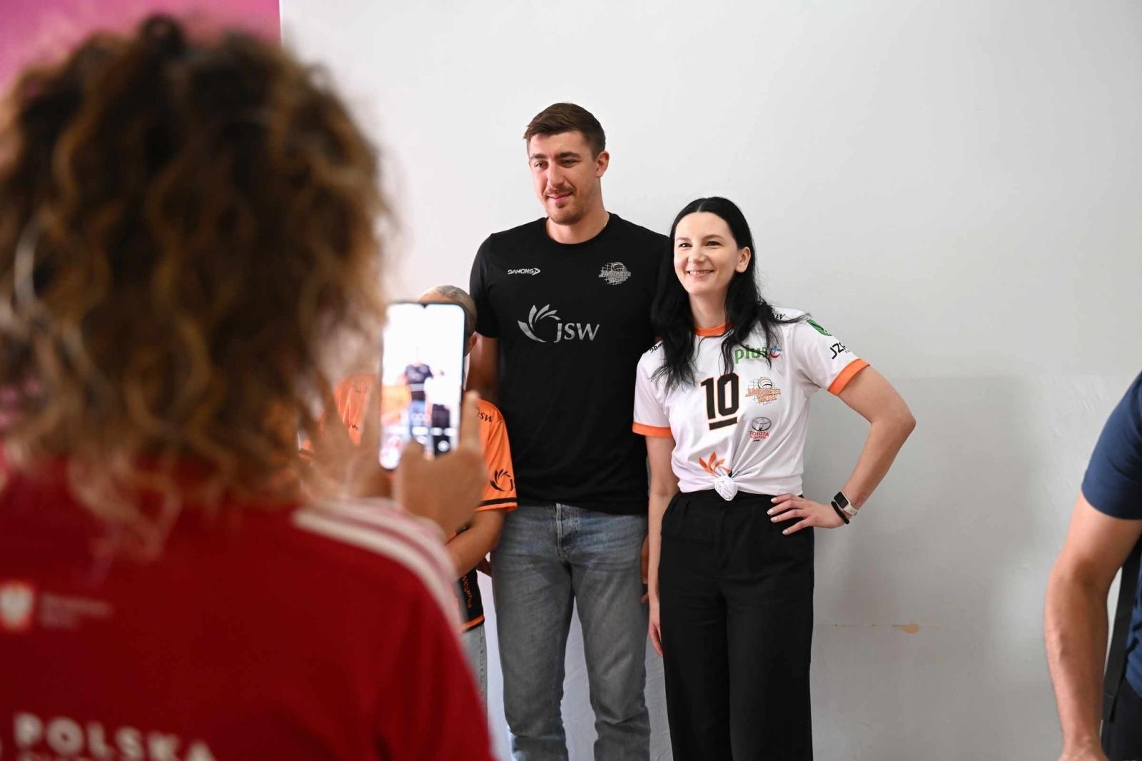 Zdjęcie w galerii na portalu naszwodzislaw.com: Siatkarski wicemistrz olimpijski z wizytą w ZPSWR w Wodzisławiu Ślaskim [FOTO] wiadomości z regionu