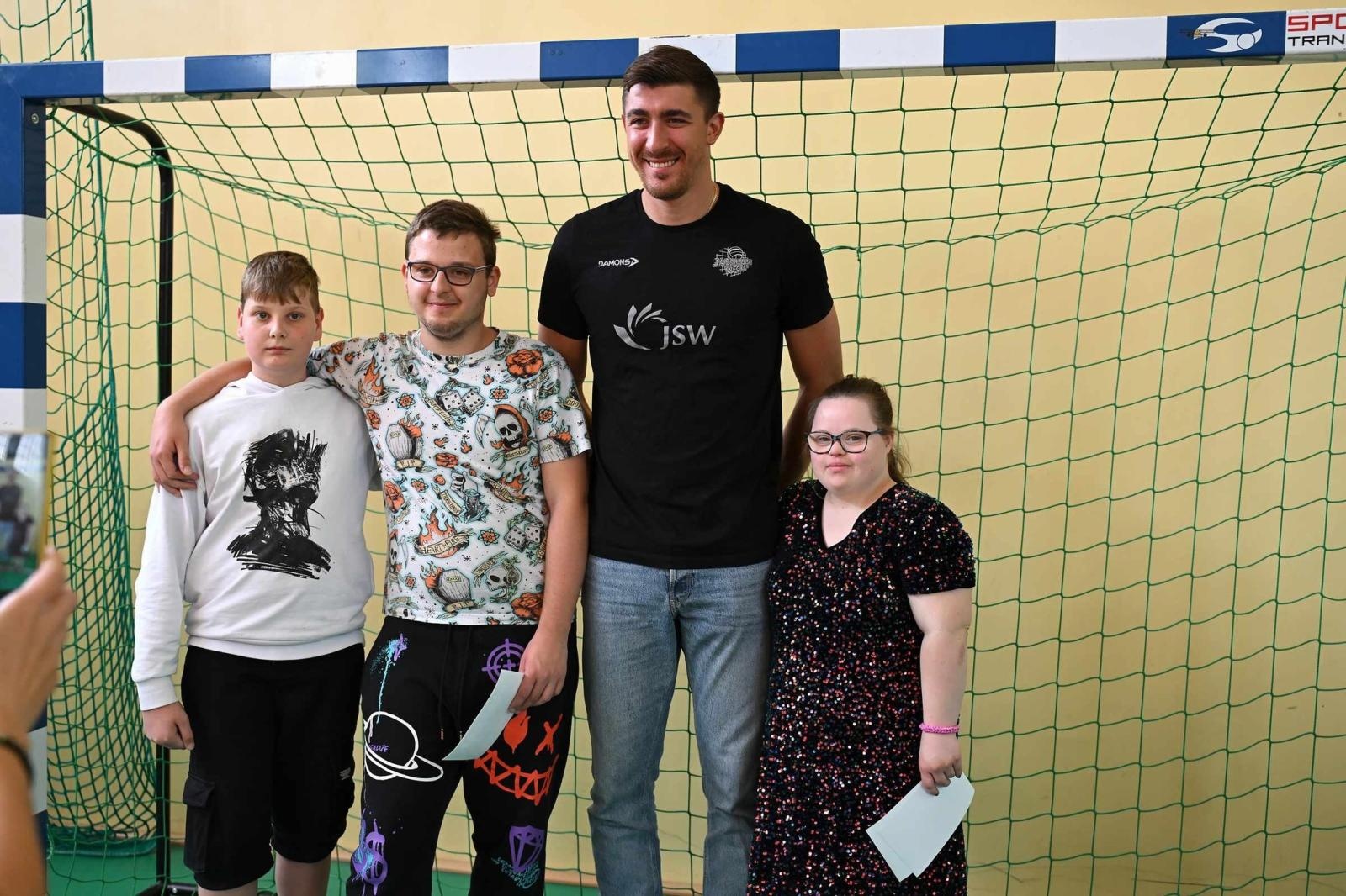 Zdjęcie w galerii na portalu naszwodzislaw.com: Siatkarski wicemistrz olimpijski z wizytą w ZPSWR w Wodzisławiu Ślaskim [FOTO] wiadomości z regionu