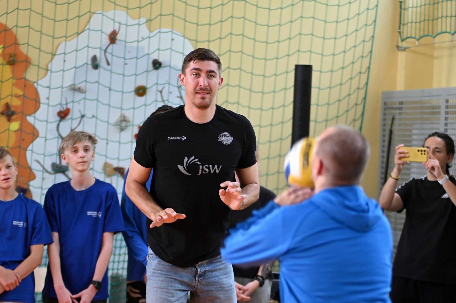 Zdjęcie w galerii na portalu naszwodzislaw.com: Siatkarski wicemistrz olimpijski z wizytą w ZPSWR w Wodzisławiu Ślaskim [FOTO] wiadomości z regionu