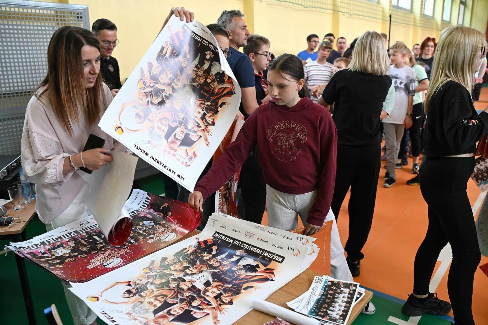 Zdjęcie w galerii na portalu naszwodzislaw.com: Siatkarski wicemistrz olimpijski z wizytą w ZPSWR w Wodzisławiu Ślaskim [FOTO] wiadomości z regionu