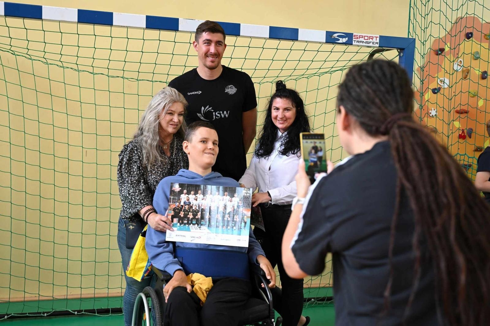 Zdjęcie w galerii na portalu naszwodzislaw.com: Siatkarski wicemistrz olimpijski z wizytą w ZPSWR w Wodzisławiu Ślaskim [FOTO] wiadomości z regionu