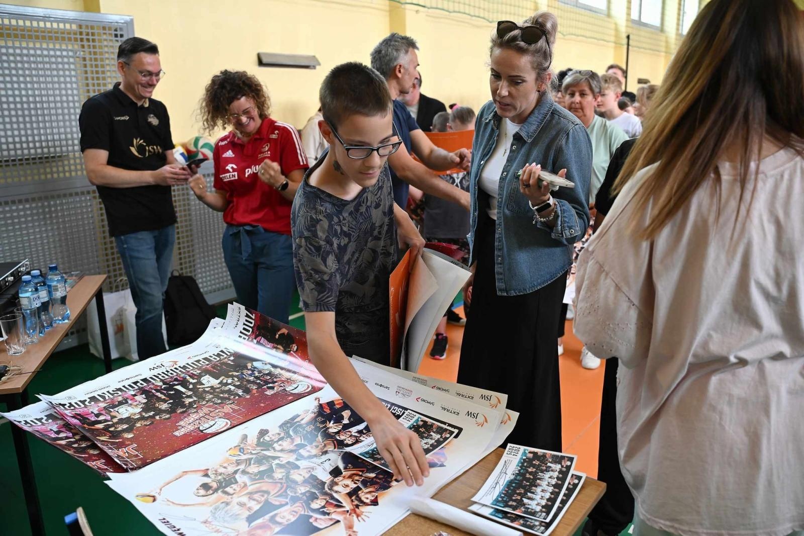 Zdjęcie w galerii na portalu naszwodzislaw.com: Siatkarski wicemistrz olimpijski z wizytą w ZPSWR w Wodzisławiu Ślaskim [FOTO] wiadomości z regionu