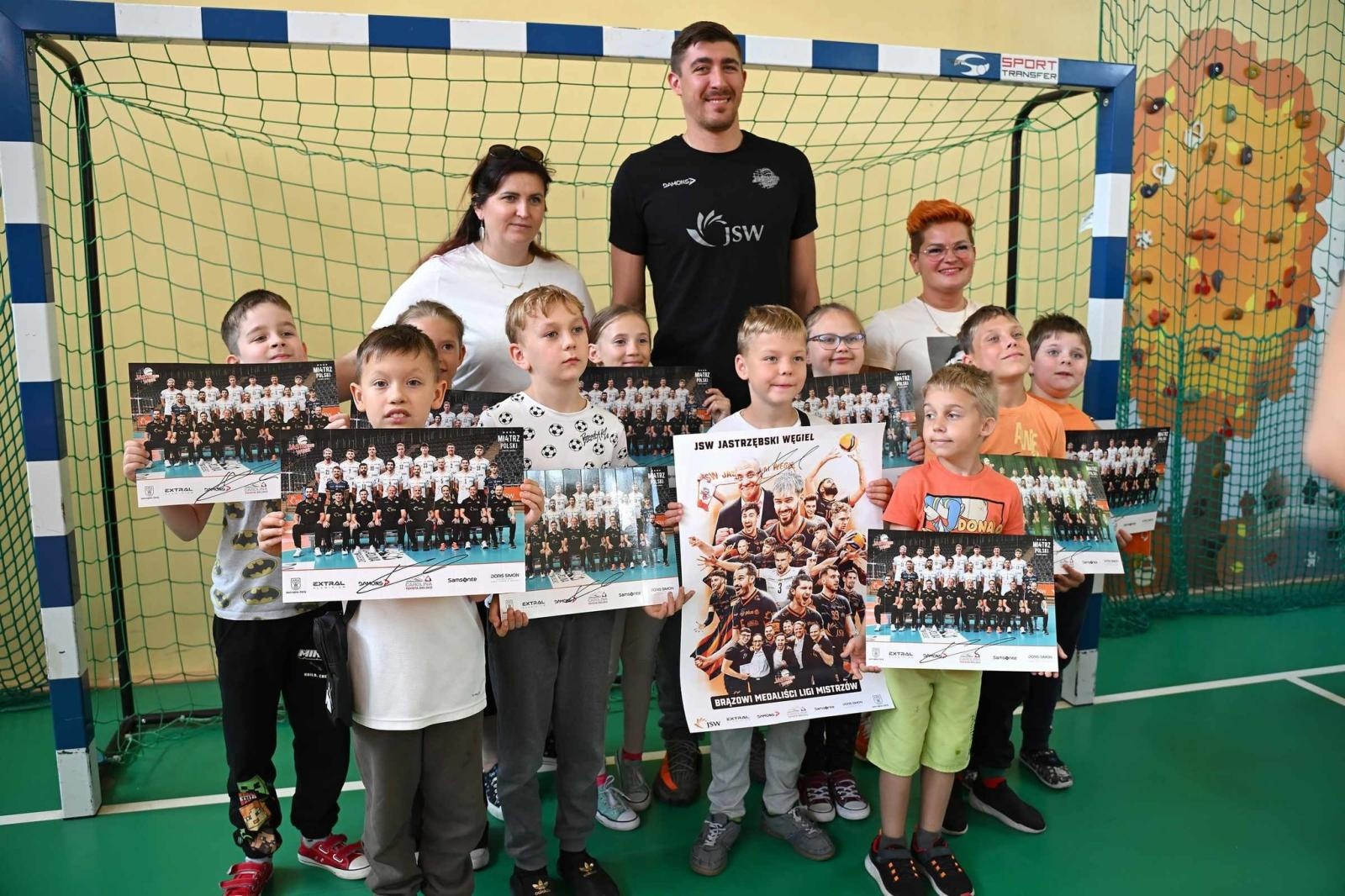 Zdjęcie w galerii na portalu naszwodzislaw.com: Siatkarski wicemistrz olimpijski z wizytą w ZPSWR w Wodzisławiu Ślaskim [FOTO] wiadomości z regionu