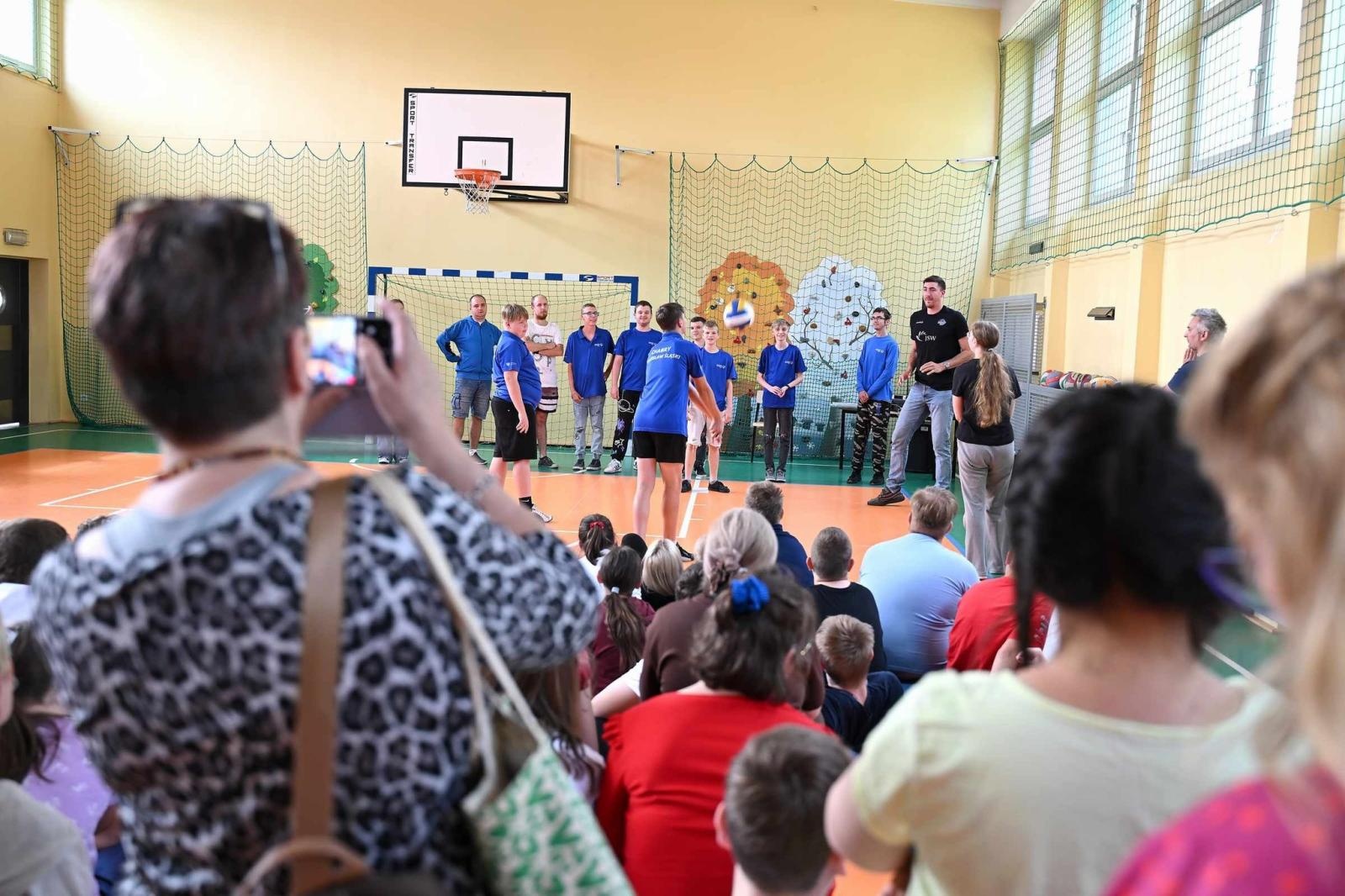 Zdjęcie w galerii na portalu naszwodzislaw.com: Siatkarski wicemistrz olimpijski z wizytą w ZPSWR w Wodzisławiu Ślaskim [FOTO] wiadomości z regionu