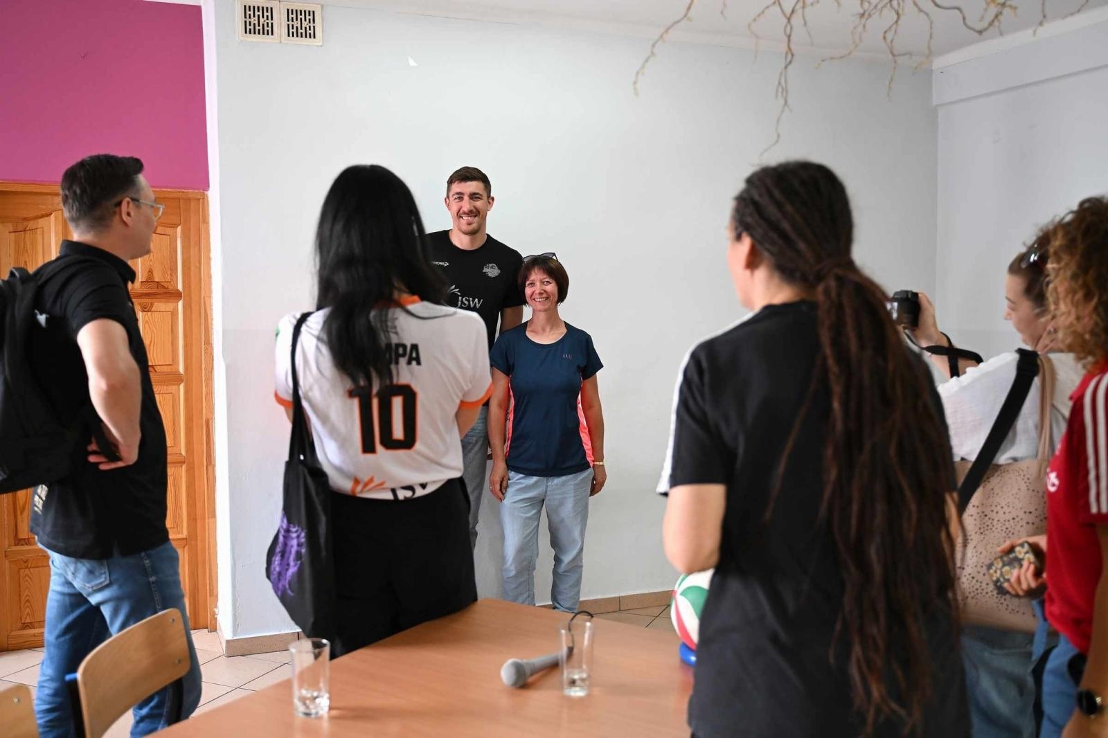 Zdjęcie w galerii na portalu naszwodzislaw.com: Siatkarski wicemistrz olimpijski z wizytą w ZPSWR w Wodzisławiu Ślaskim [FOTO] wiadomości z regionu