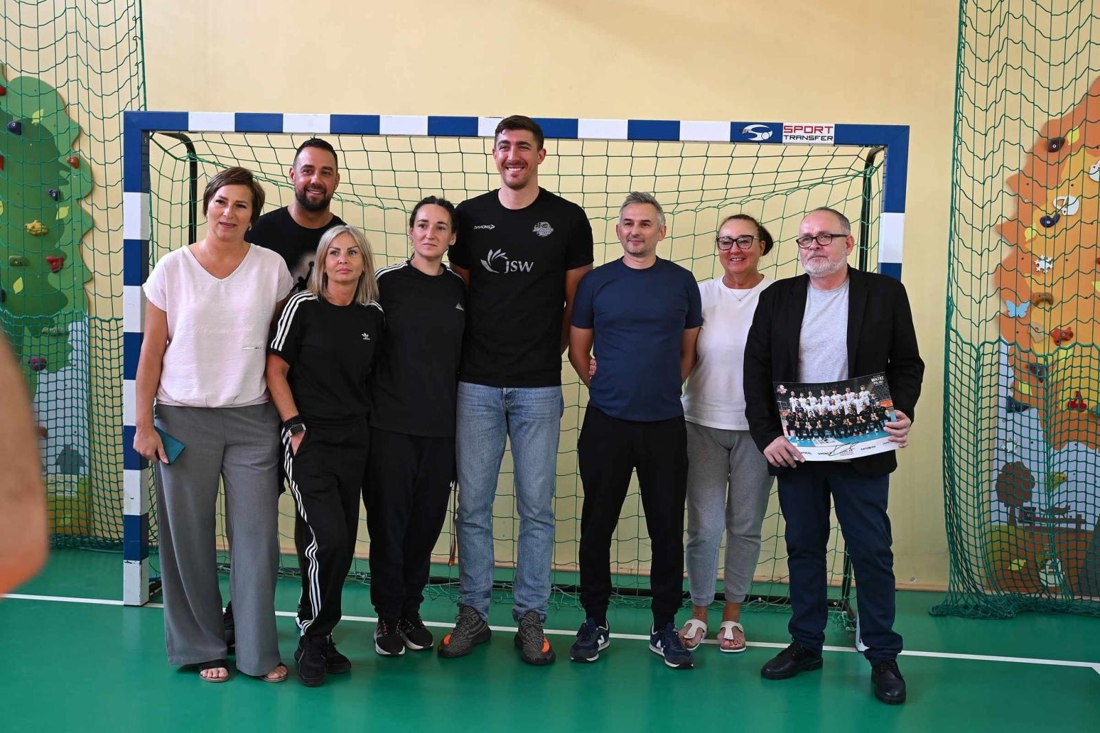 Zdjęcie w galerii na portalu naszwodzislaw.com: Siatkarski wicemistrz olimpijski z wizytą w ZPSWR w Wodzisławiu Ślaskim [FOTO] wiadomości z regionu