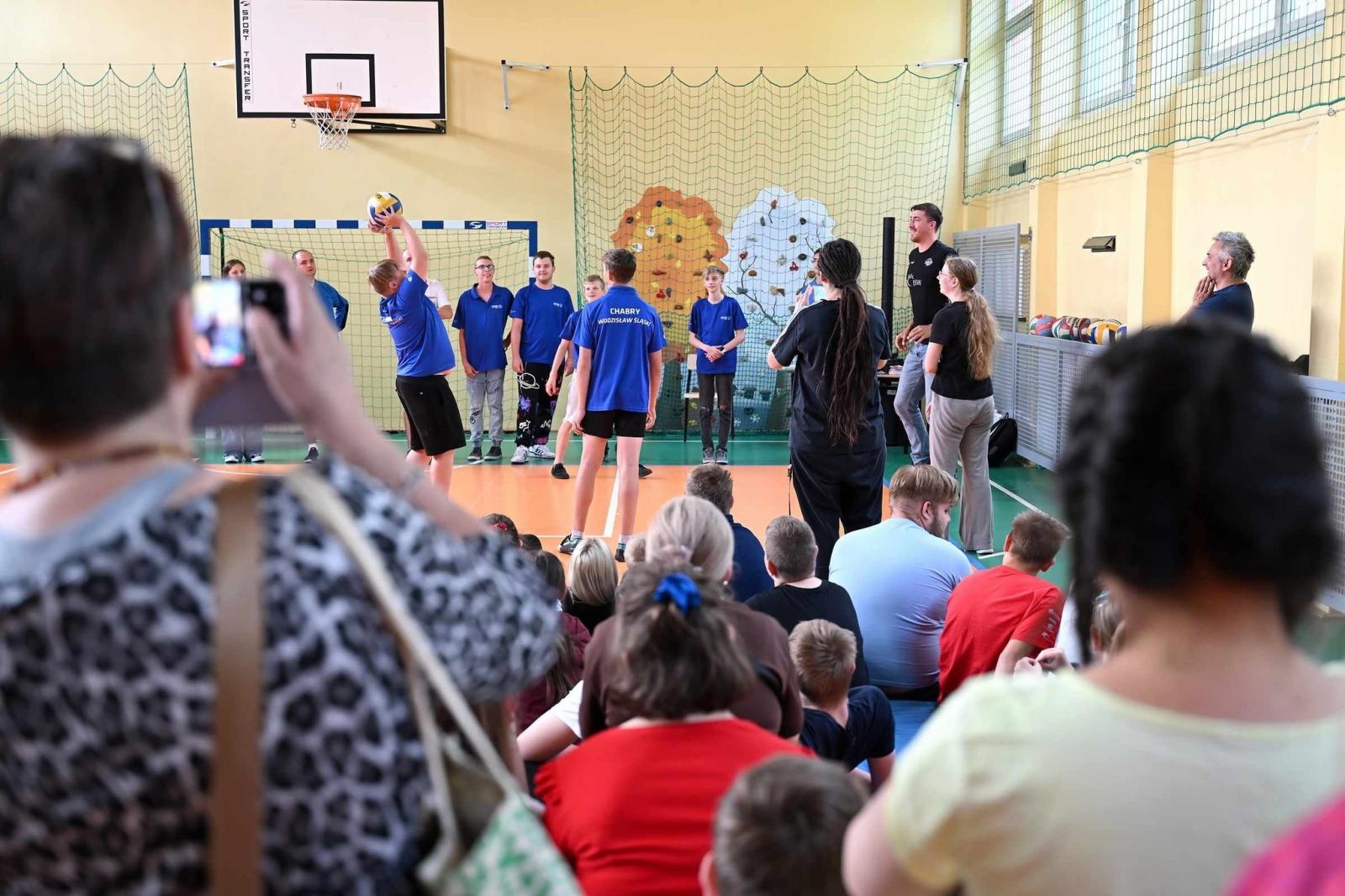 Zdjęcie w galerii na portalu naszwodzislaw.com: Siatkarski wicemistrz olimpijski z wizytą w ZPSWR w Wodzisławiu Ślaskim [FOTO] wiadomości z regionu