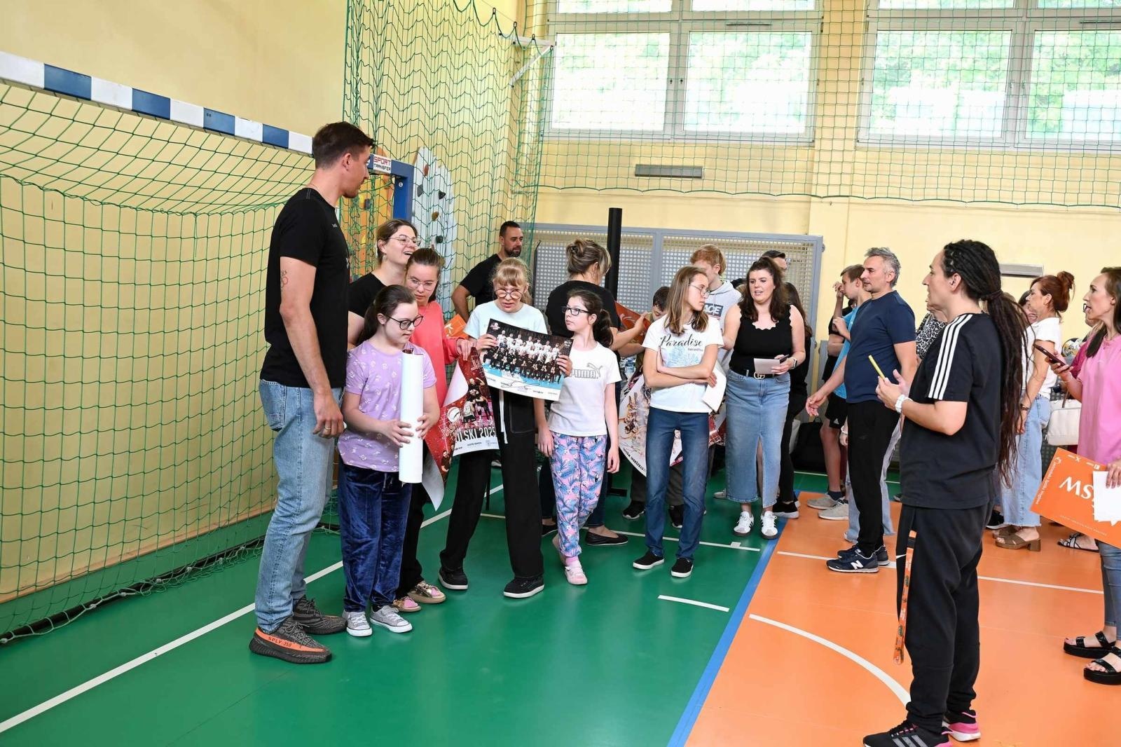 Zdjęcie w galerii na portalu naszwodzislaw.com: Siatkarski wicemistrz olimpijski z wizytą w ZPSWR w Wodzisławiu Ślaskim [FOTO] wiadomości z regionu