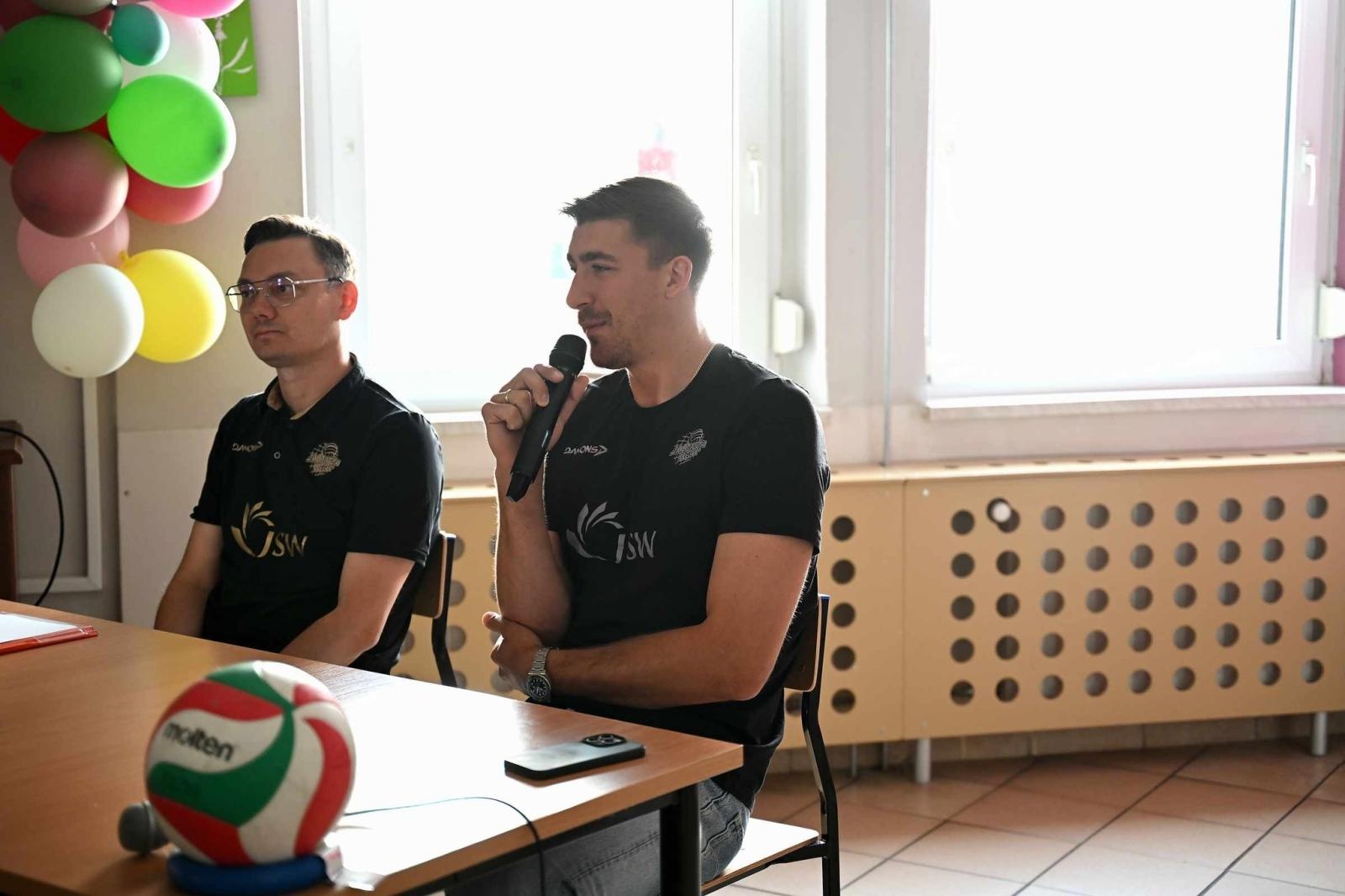 Zdjęcie w galerii na portalu naszwodzislaw.com: Siatkarski wicemistrz olimpijski z wizytą w ZPSWR w Wodzisławiu Ślaskim [FOTO] wiadomości z regionu