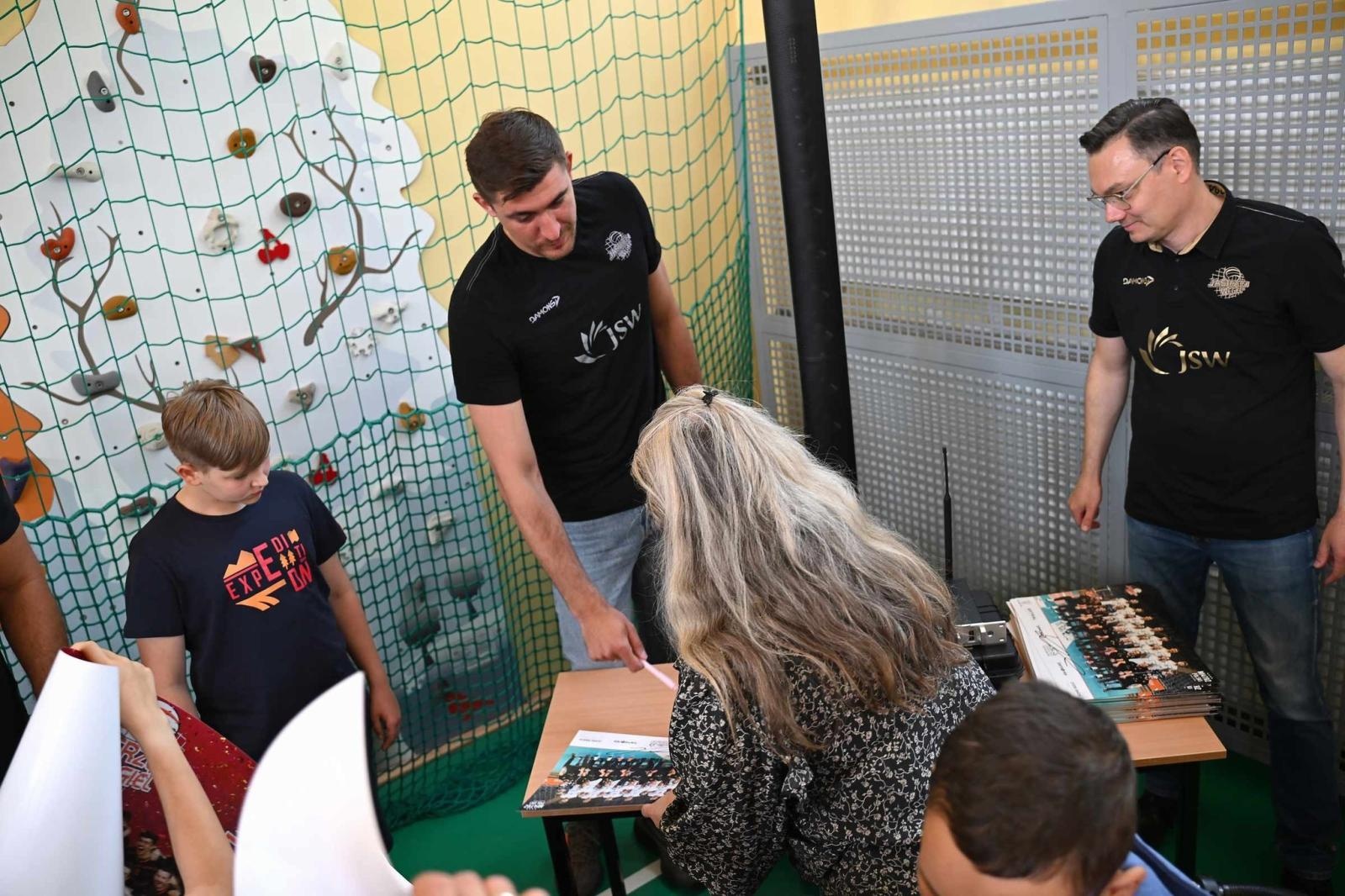 Zdjęcie w galerii na portalu naszwodzislaw.com: Siatkarski wicemistrz olimpijski z wizytą w ZPSWR w Wodzisławiu Ślaskim [FOTO] wiadomości z regionu