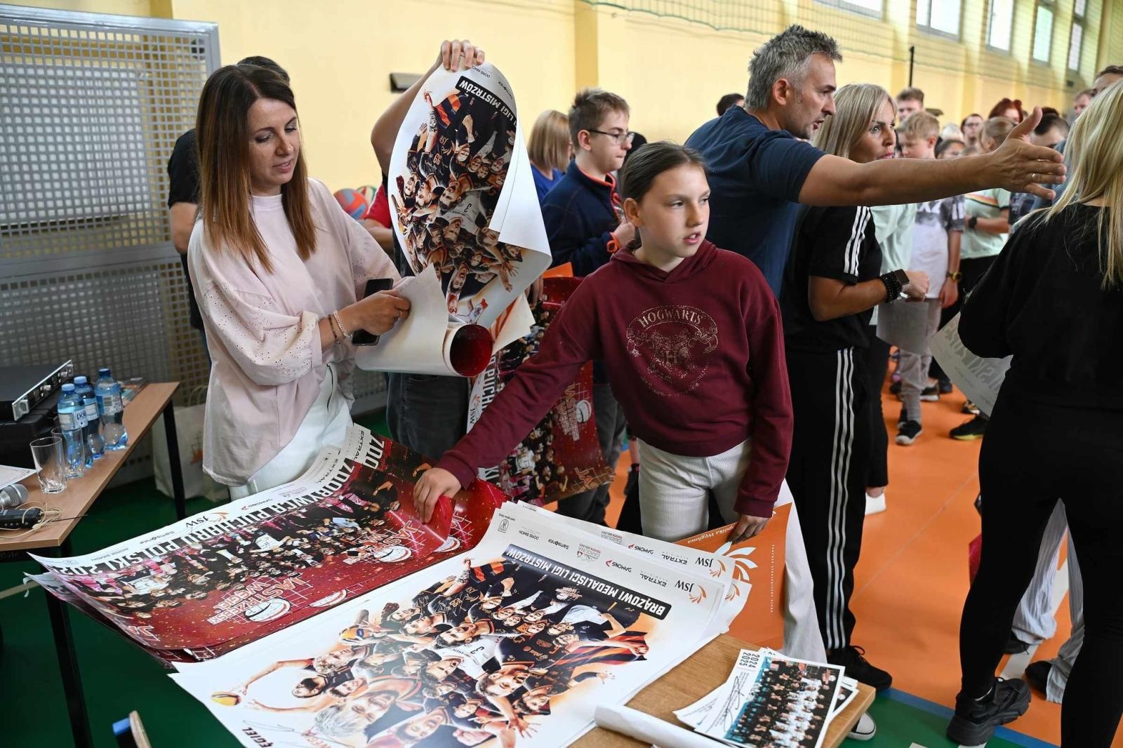 Zdjęcie w galerii na portalu naszwodzislaw.com: Siatkarski wicemistrz olimpijski z wizytą w ZPSWR w Wodzisławiu Ślaskim [FOTO] wiadomości z regionu