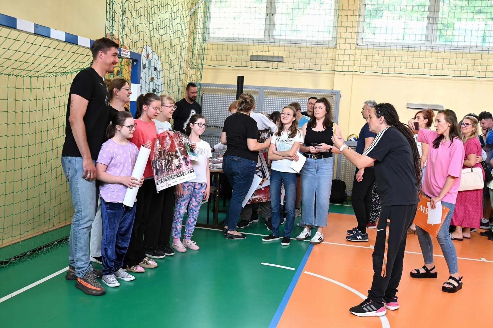 Zdjęcie w galerii na portalu naszwodzislaw.com: Siatkarski wicemistrz olimpijski z wizytą w ZPSWR w Wodzisławiu Ślaskim [FOTO] wiadomości z regionu