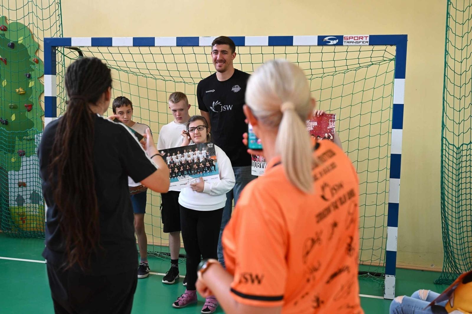 Zdjęcie w galerii na portalu naszwodzislaw.com: Siatkarski wicemistrz olimpijski z wizytą w ZPSWR w Wodzisławiu Ślaskim [FOTO] wiadomości z regionu