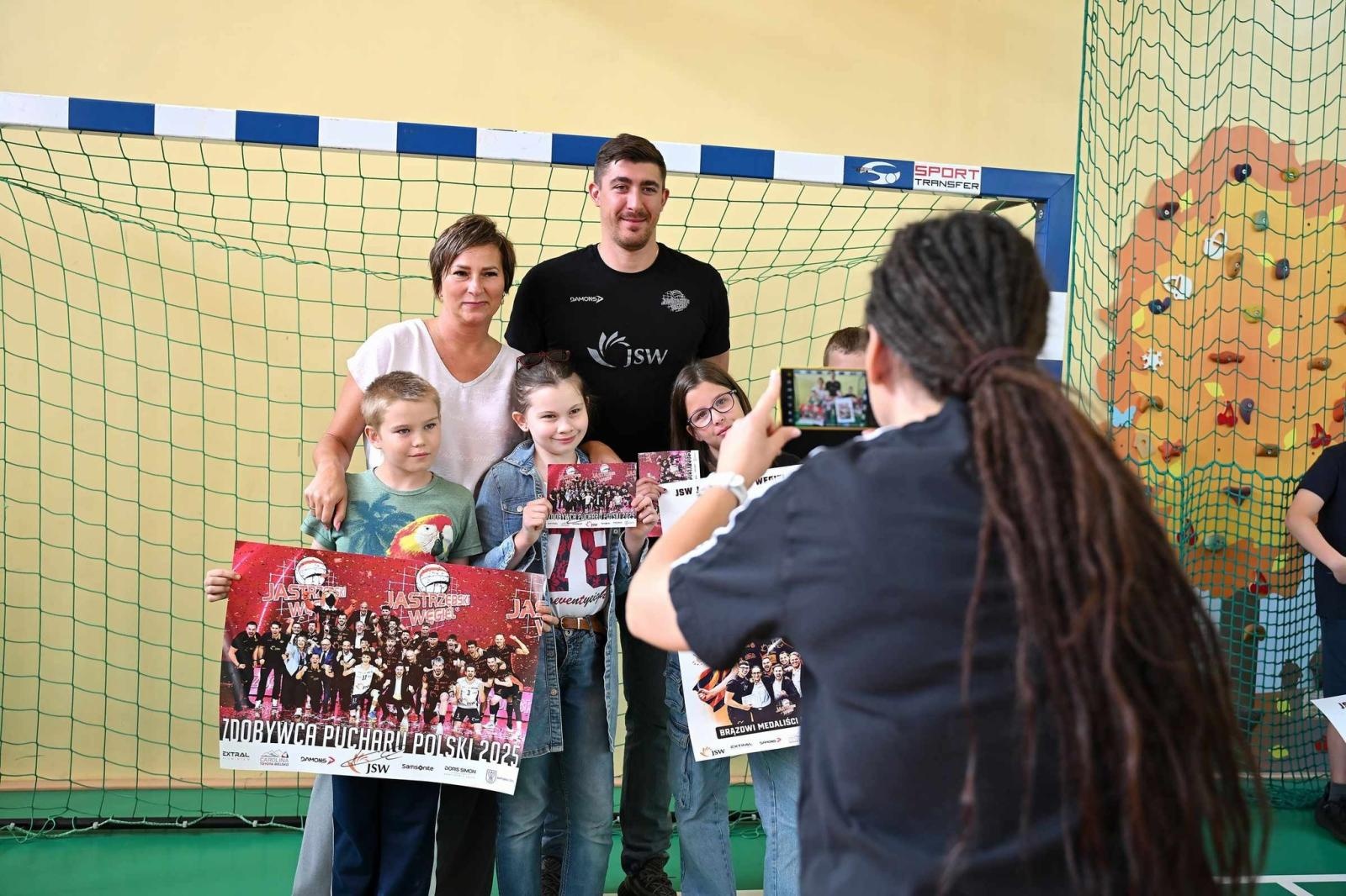 Zdjęcie w galerii na portalu naszwodzislaw.com: Siatkarski wicemistrz olimpijski z wizytą w ZPSWR w Wodzisławiu Ślaskim [FOTO] wiadomości z regionu