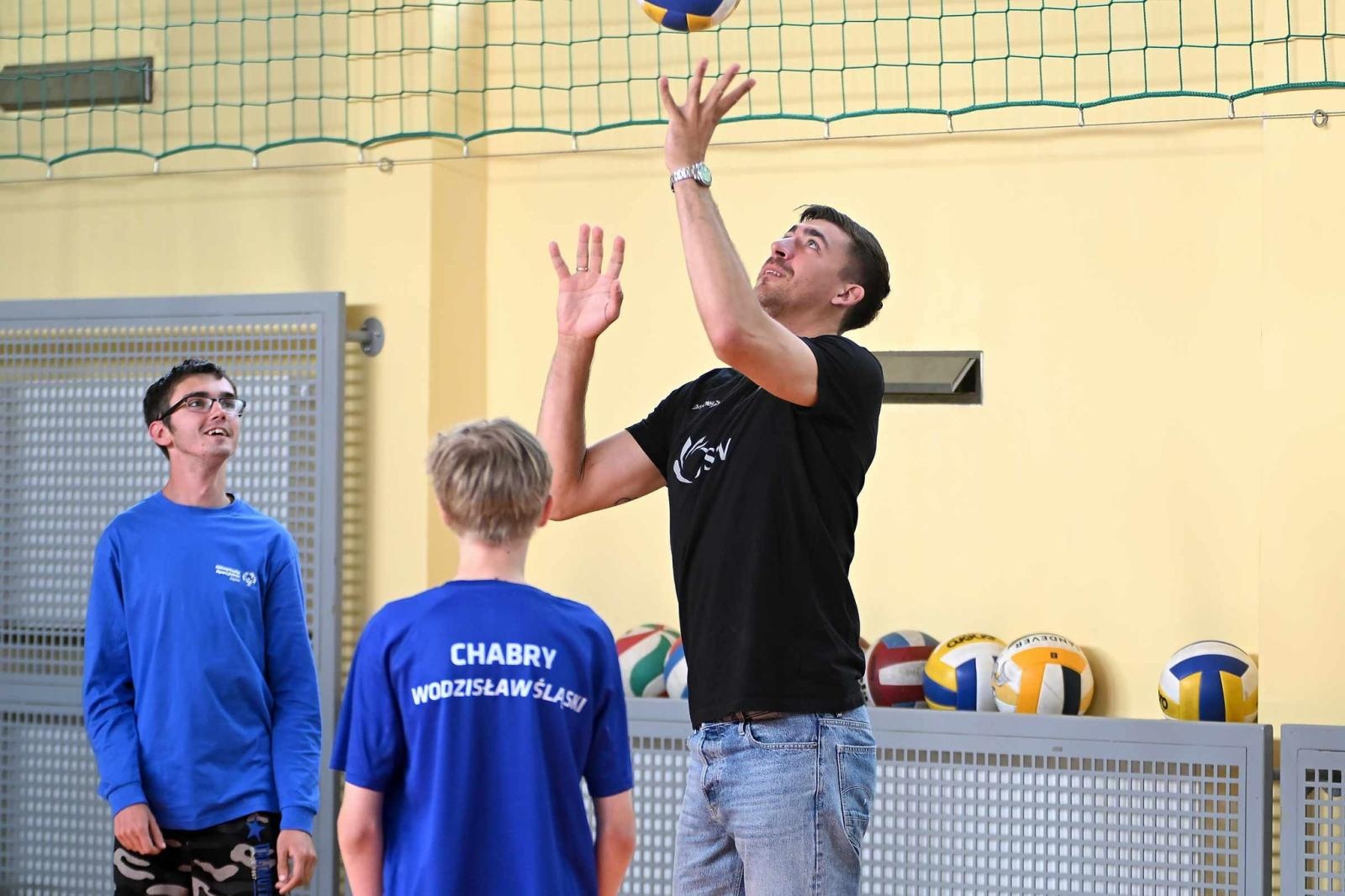 Zdjęcie w galerii na portalu naszwodzislaw.com: Siatkarski wicemistrz olimpijski z wizytą w ZPSWR w Wodzisławiu Ślaskim [FOTO] wiadomości z regionu