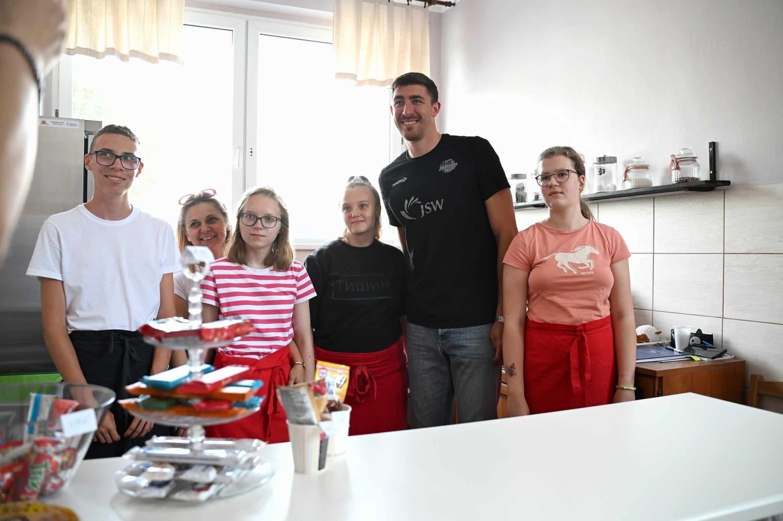 Zdjęcie w galerii na portalu naszwodzislaw.com: Siatkarski wicemistrz olimpijski z wizytą w ZPSWR w Wodzisławiu Ślaskim [FOTO] wiadomości z regionu