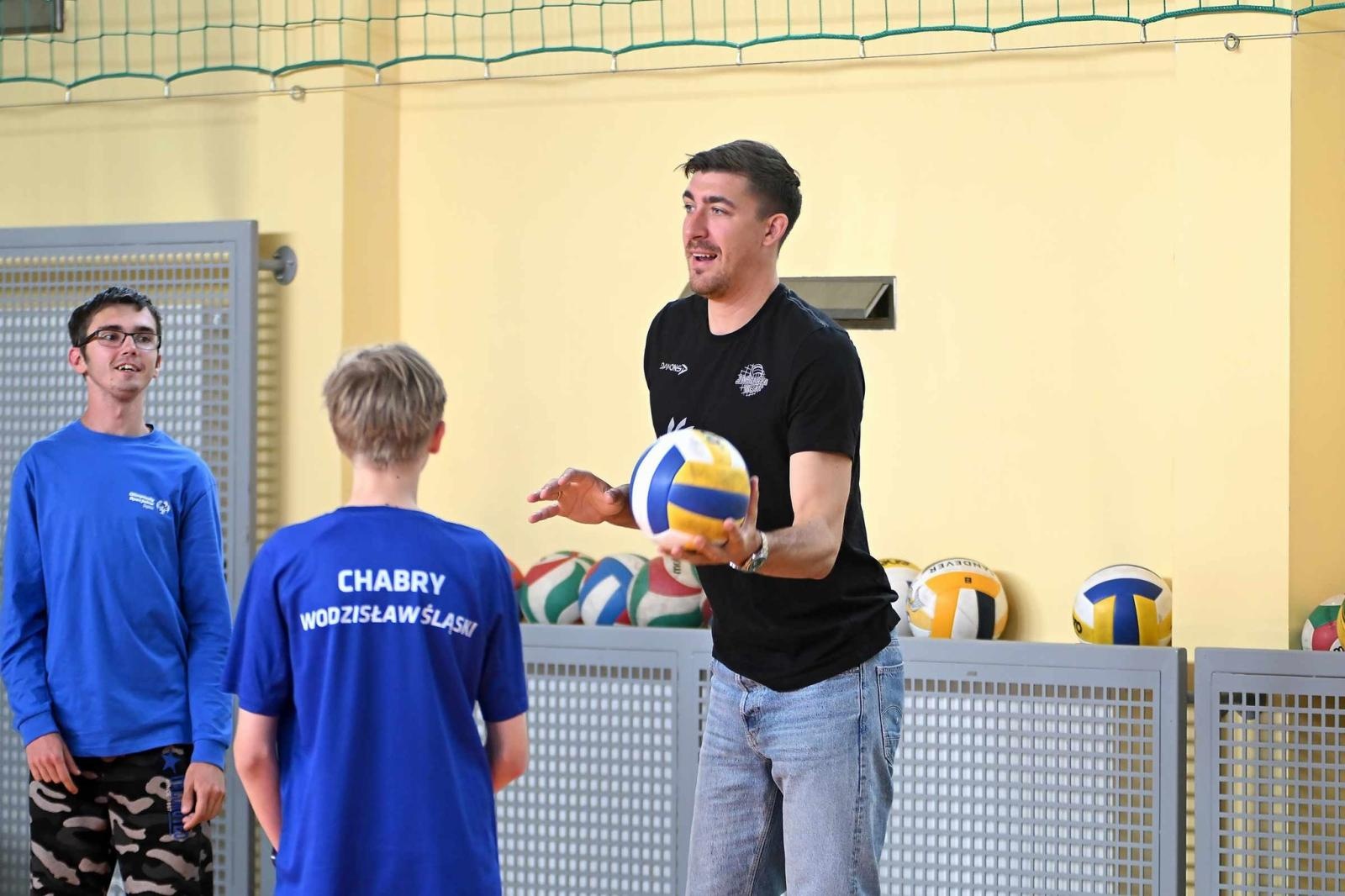 Zdjęcie w galerii na portalu naszwodzislaw.com: Siatkarski wicemistrz olimpijski z wizytą w ZPSWR w Wodzisławiu Ślaskim [FOTO] wiadomości z regionu