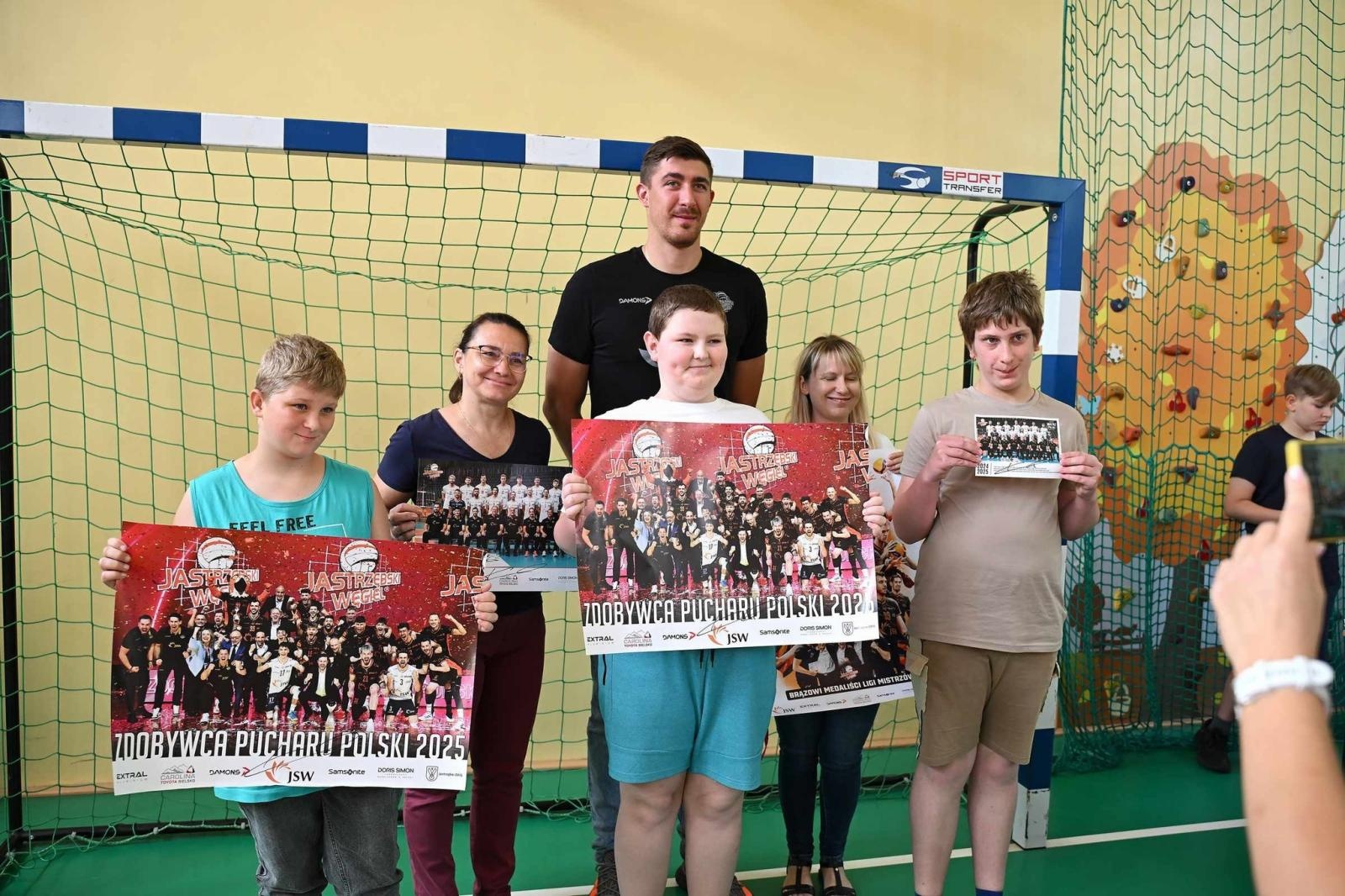 Zdjęcie w galerii na portalu naszwodzislaw.com: Siatkarski wicemistrz olimpijski z wizytą w ZPSWR w Wodzisławiu Ślaskim [FOTO] wiadomości z regionu