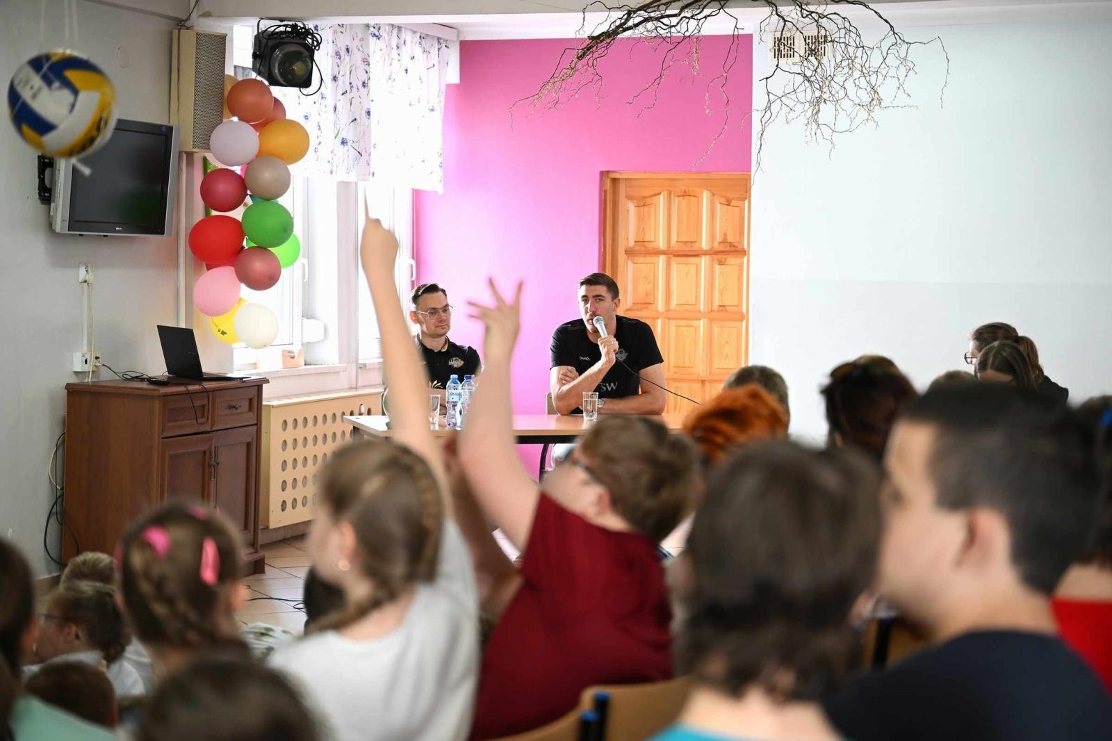 Zdjęcie w galerii na portalu naszwodzislaw.com: Siatkarski wicemistrz olimpijski z wizytą w ZPSWR w Wodzisławiu Ślaskim [FOTO] wiadomości z regionu