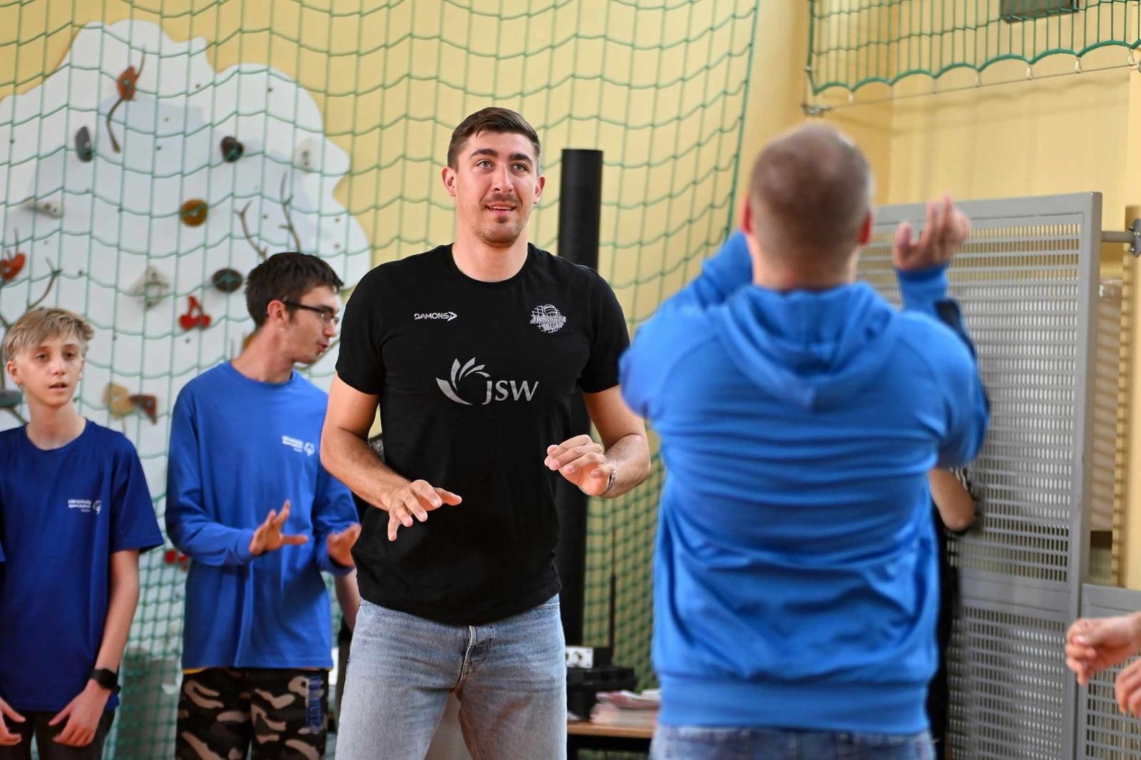 Zdjęcie w galerii na portalu naszwodzislaw.com: Siatkarski wicemistrz olimpijski z wizytą w ZPSWR w Wodzisławiu Ślaskim [FOTO] wiadomości z regionu