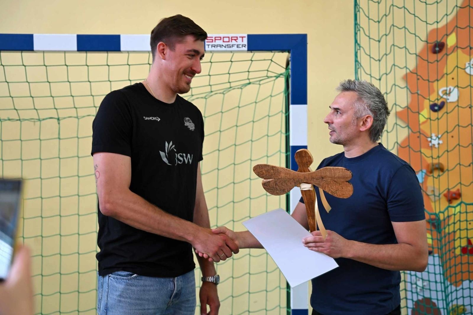 Zdjęcie w galerii na portalu naszwodzislaw.com: Siatkarski wicemistrz olimpijski z wizytą w ZPSWR w Wodzisławiu Ślaskim [FOTO] wiadomości z regionu