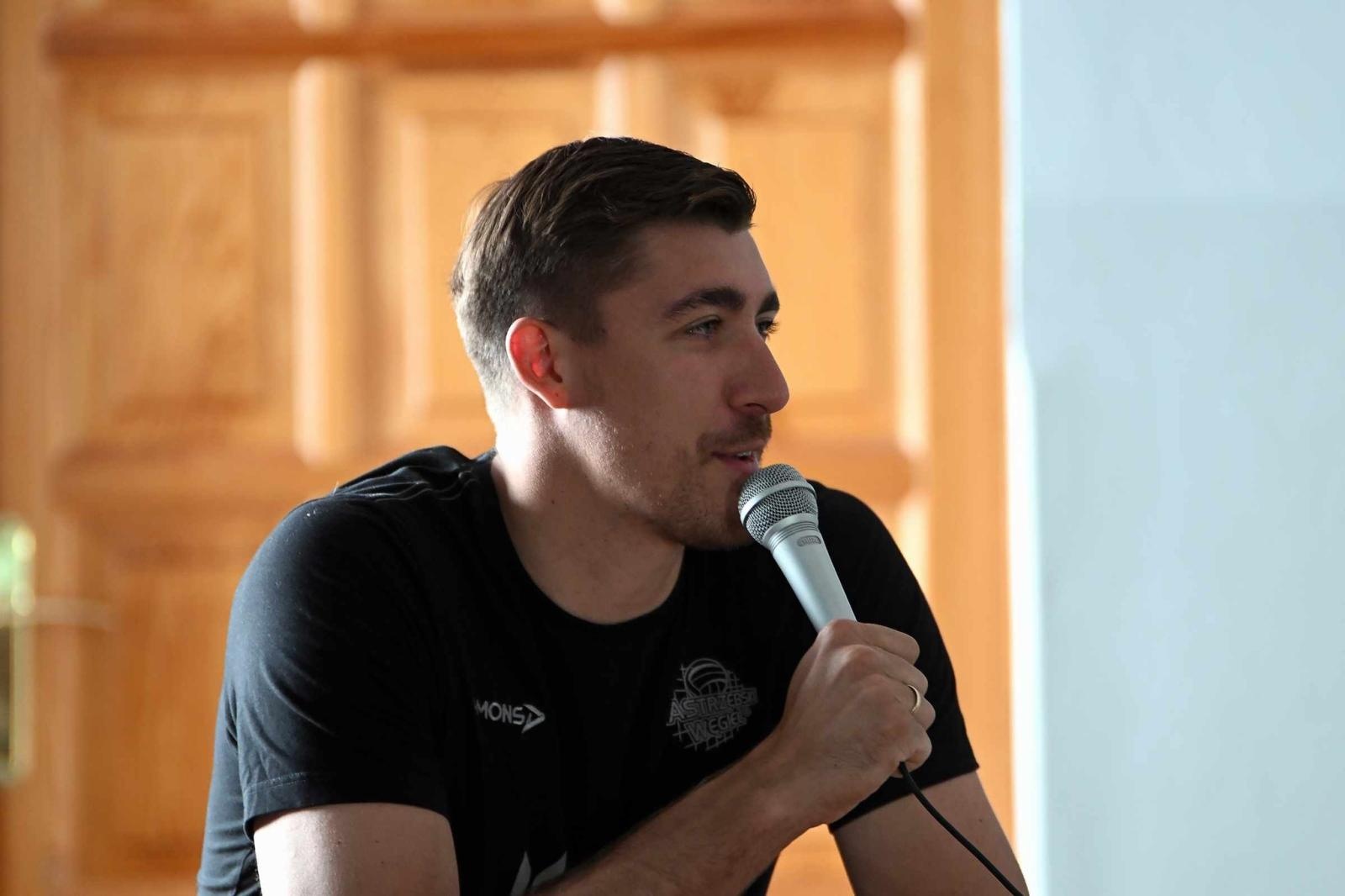 Zdjęcie w galerii na portalu naszwodzislaw.com: Siatkarski wicemistrz olimpijski z wizytą w ZPSWR w Wodzisławiu Ślaskim [FOTO] wiadomości z regionu