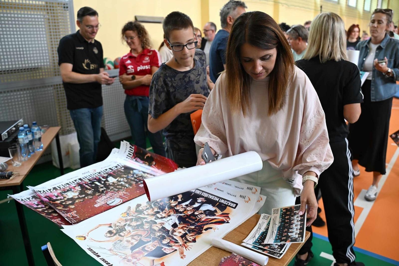Zdjęcie w galerii na portalu naszwodzislaw.com: Siatkarski wicemistrz olimpijski z wizytą w ZPSWR w Wodzisławiu Ślaskim [FOTO] wiadomości z regionu