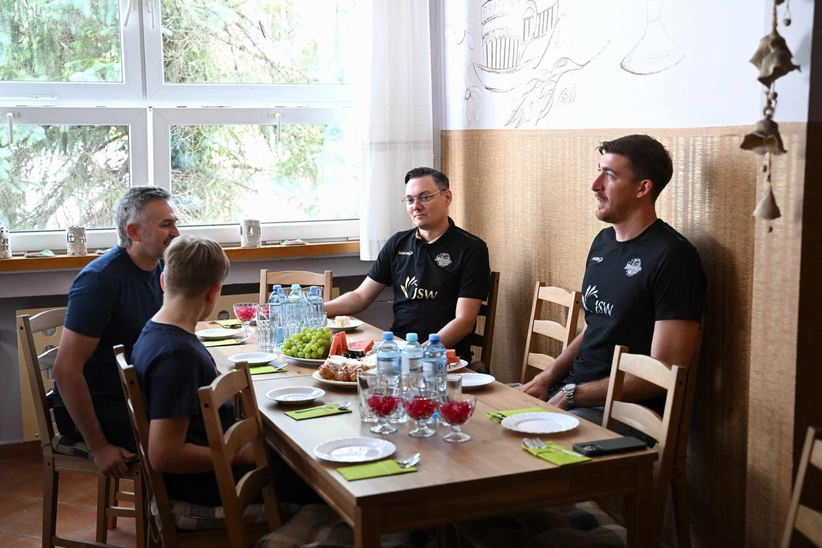 Zdjęcie w galerii na portalu naszwodzislaw.com: Siatkarski wicemistrz olimpijski z wizytą w ZPSWR w Wodzisławiu Ślaskim [FOTO] wiadomości z regionu