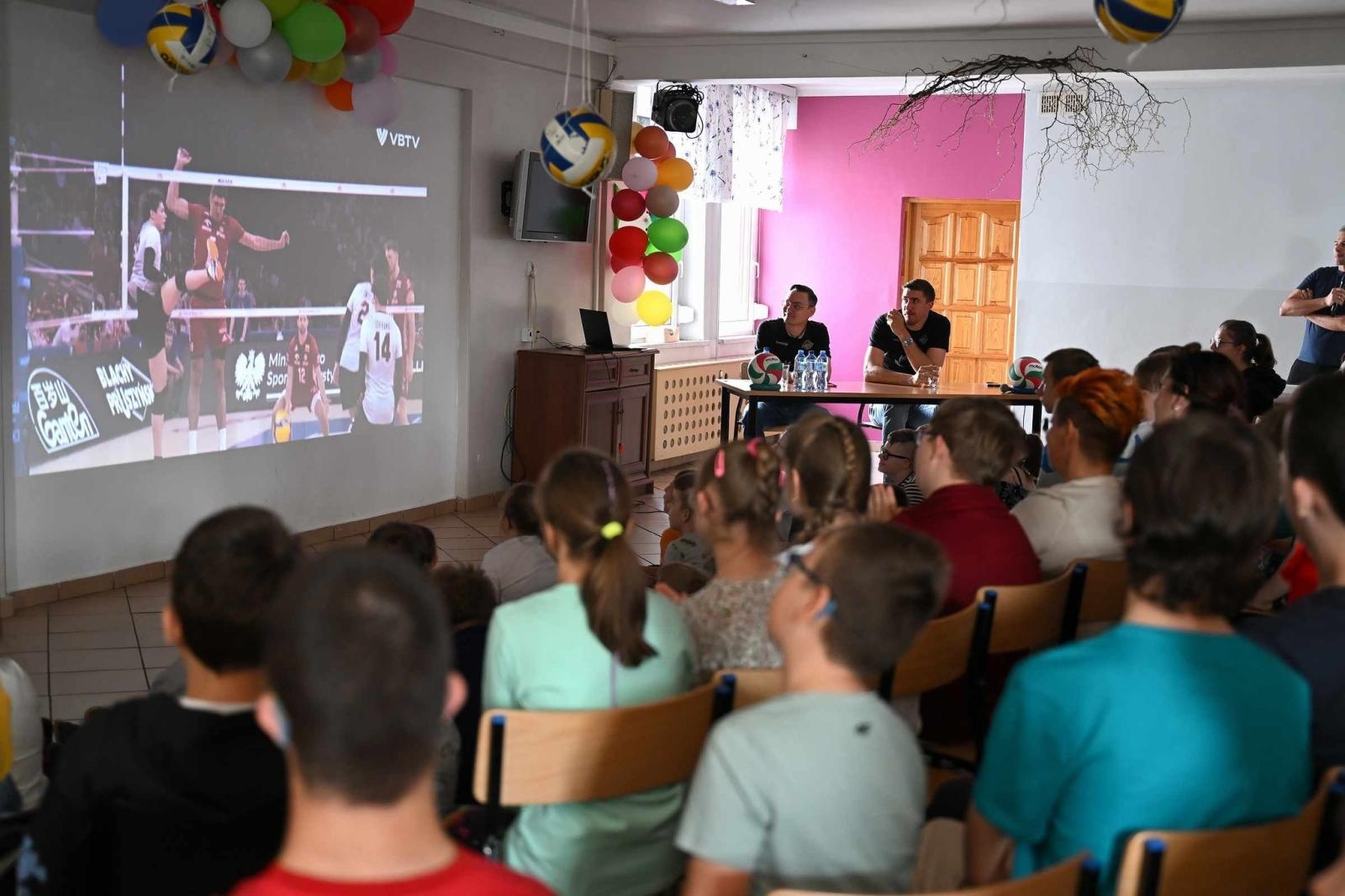 Zdjęcie w galerii na portalu naszwodzislaw.com: Siatkarski wicemistrz olimpijski z wizytą w ZPSWR w Wodzisławiu Ślaskim [FOTO] wiadomości z regionu