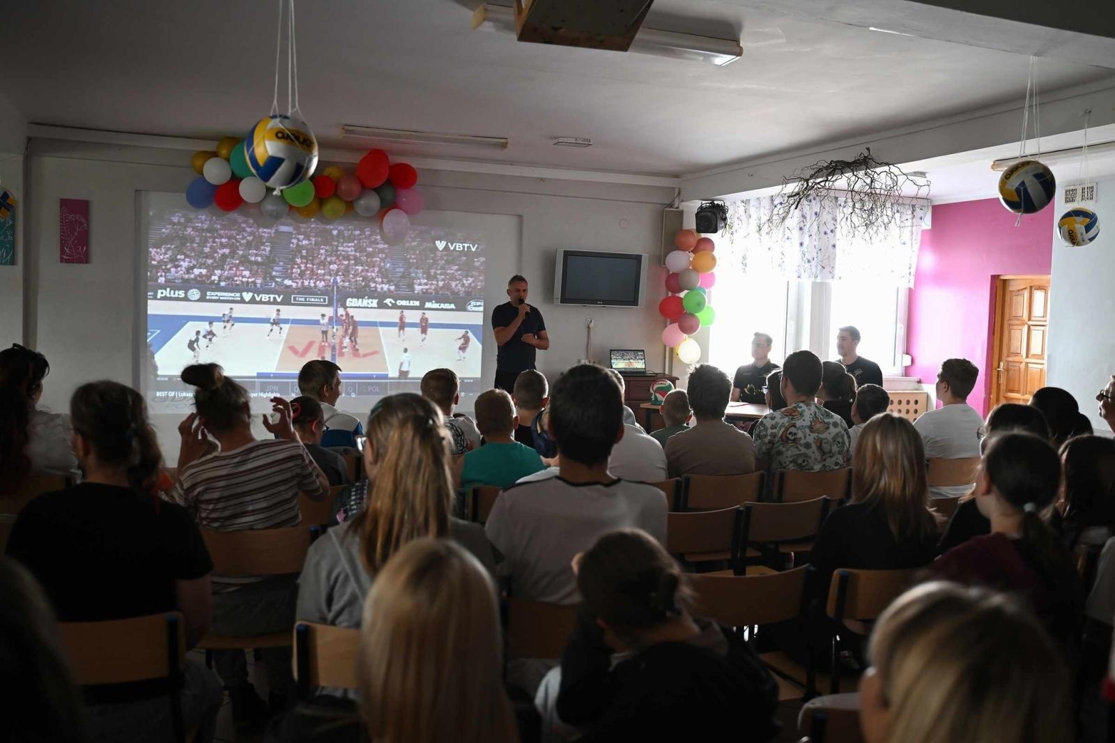 Zdjęcie w galerii na portalu naszwodzislaw.com: Siatkarski wicemistrz olimpijski z wizytą w ZPSWR w Wodzisławiu Ślaskim [FOTO] wiadomości z regionu