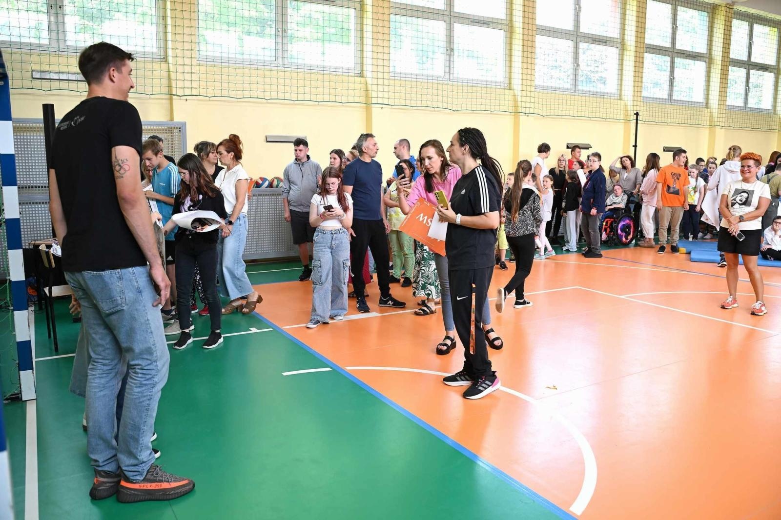 Zdjęcie w galerii na portalu naszwodzislaw.com: Siatkarski wicemistrz olimpijski z wizytą w ZPSWR w Wodzisławiu Ślaskim [FOTO] wiadomości z regionu