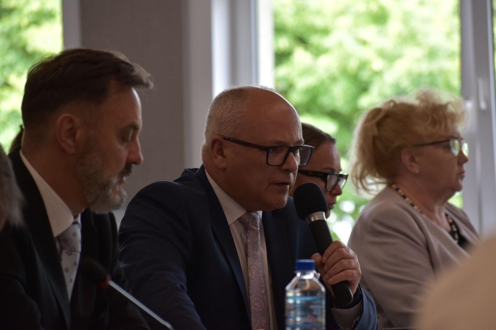 Zdjęcie w galerii na portalu naszwodzislaw.com: Zarząd Powiatu z absolutorium i wotum zaufania wiadomości z regionu