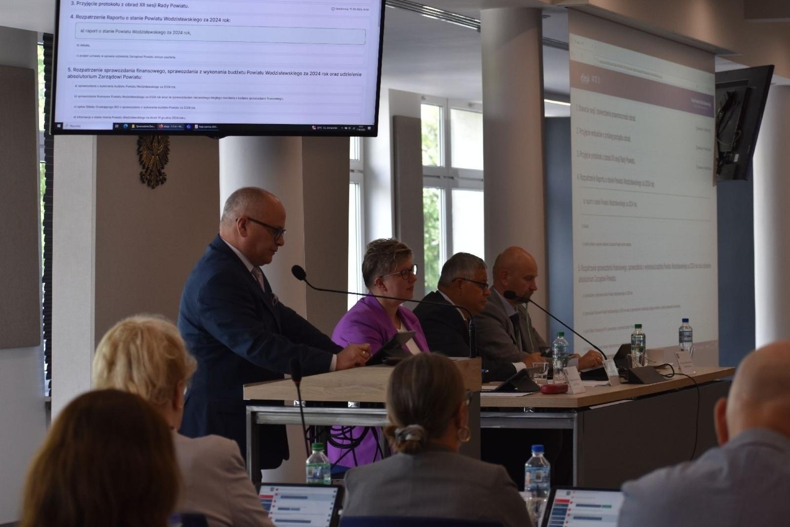 Zdjęcie w galerii na portalu naszwodzislaw.com: Zarząd Powiatu z absolutorium i wotum zaufania wiadomości z regionu