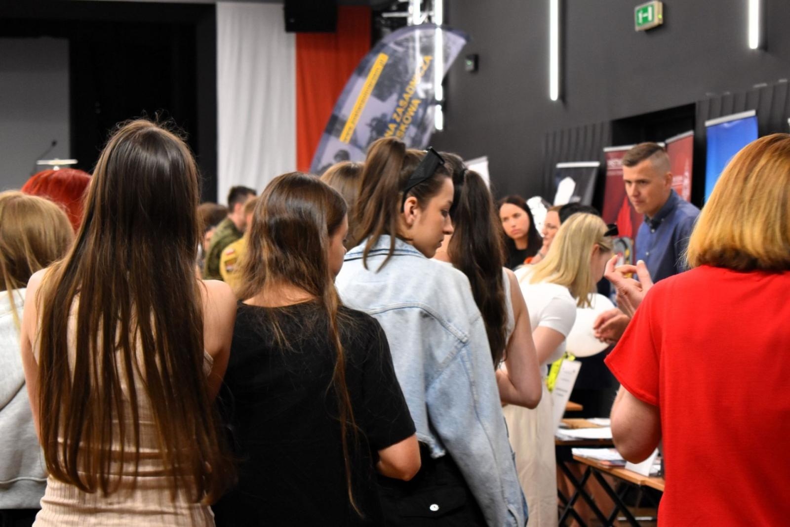 Zdjęcie w galerii na portalu naszwodzislaw.com: IX Wakacyjny Kiermasz Pracy w Wodzisławiu Śląskim – wsparcie dla młodych wiadomości z regionu