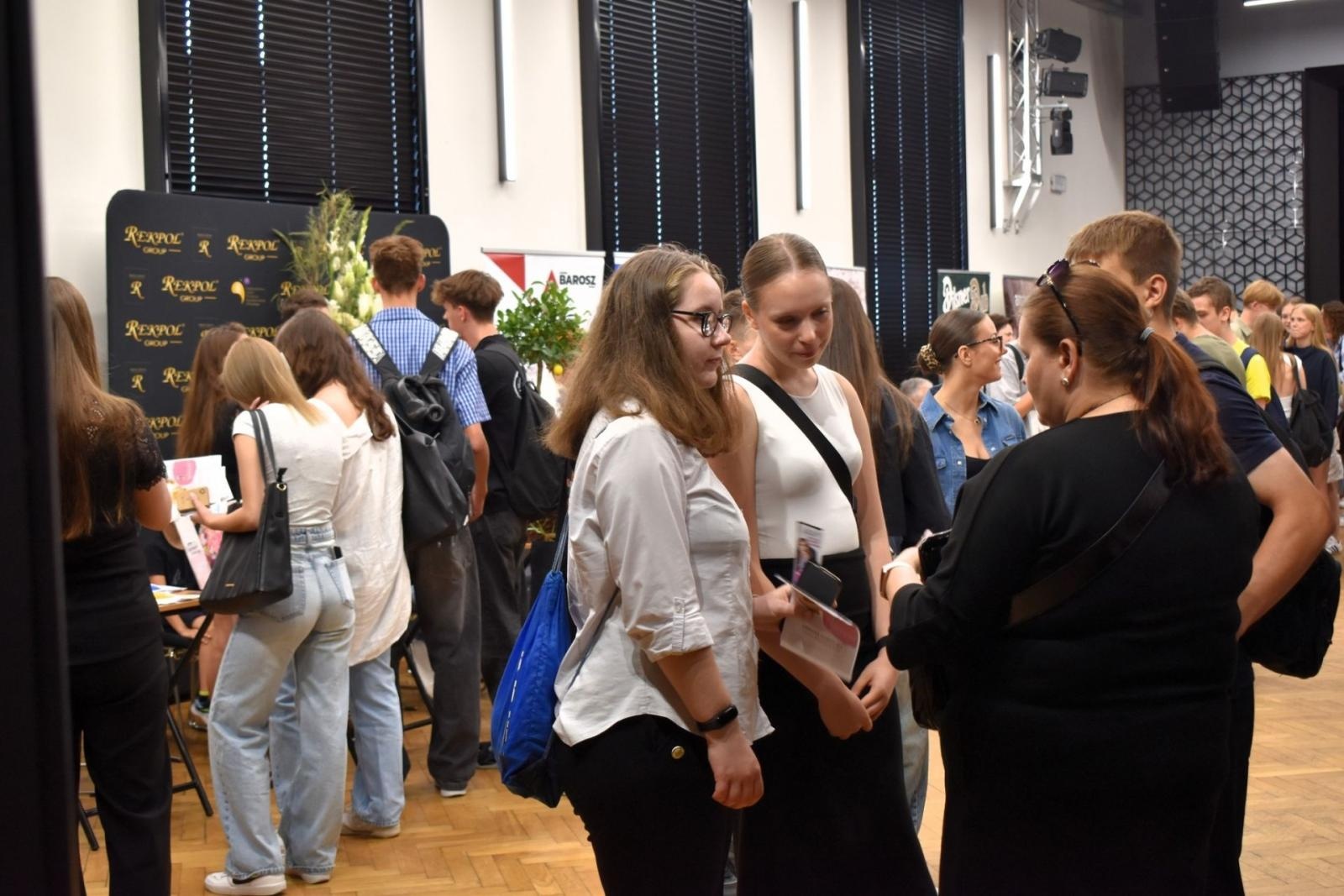 Zdjęcie w galerii na portalu naszwodzislaw.com: IX Wakacyjny Kiermasz Pracy w Wodzisławiu Śląskim – wsparcie dla młodych wiadomości z regionu