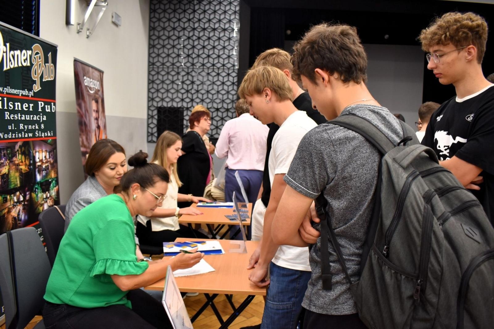 Zdjęcie w galerii na portalu naszwodzislaw.com: IX Wakacyjny Kiermasz Pracy w Wodzisławiu Śląskim – wsparcie dla młodych wiadomości z regionu