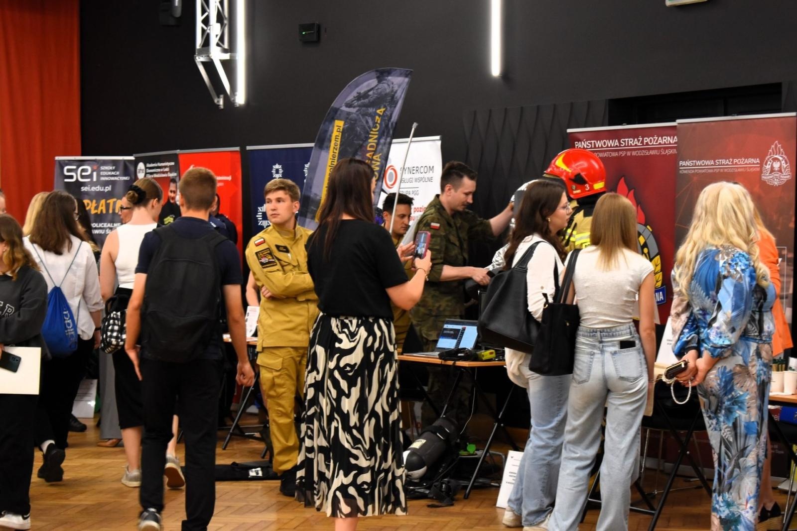 Zdjęcie w galerii na portalu naszwodzislaw.com: IX Wakacyjny Kiermasz Pracy w Wodzisławiu Śląskim – wsparcie dla młodych wiadomości z regionu