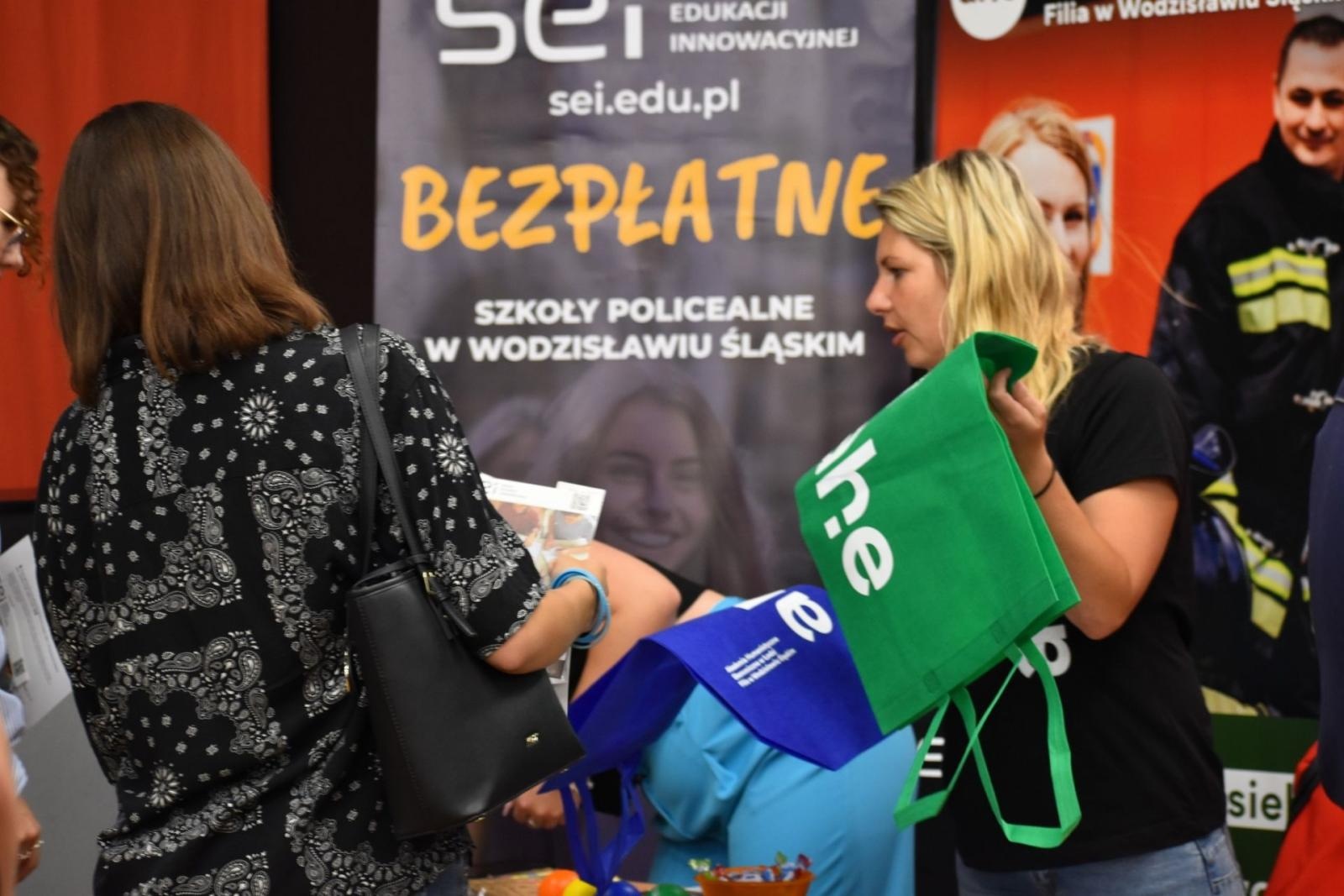 Zdjęcie w galerii na portalu naszwodzislaw.com: IX Wakacyjny Kiermasz Pracy w Wodzisławiu Śląskim – wsparcie dla młodych wiadomości z regionu