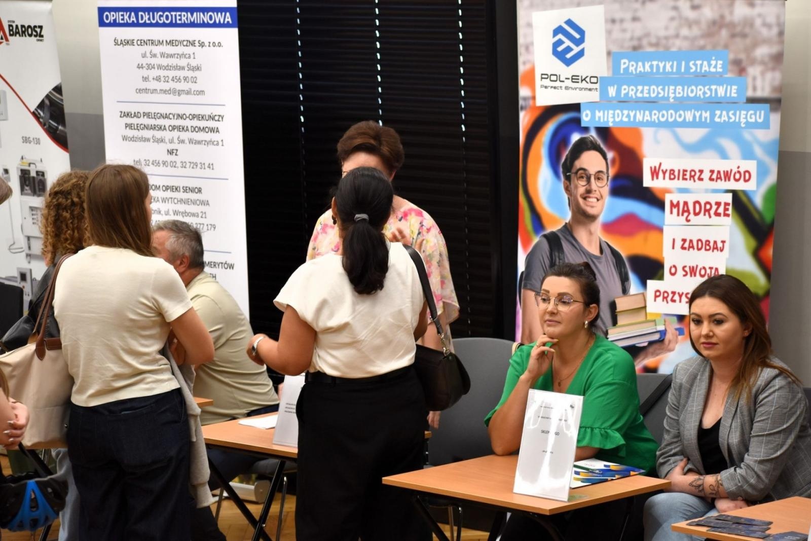 Zdjęcie w galerii na portalu naszwodzislaw.com: IX Wakacyjny Kiermasz Pracy w Wodzisławiu Śląskim – wsparcie dla młodych wiadomości z regionu