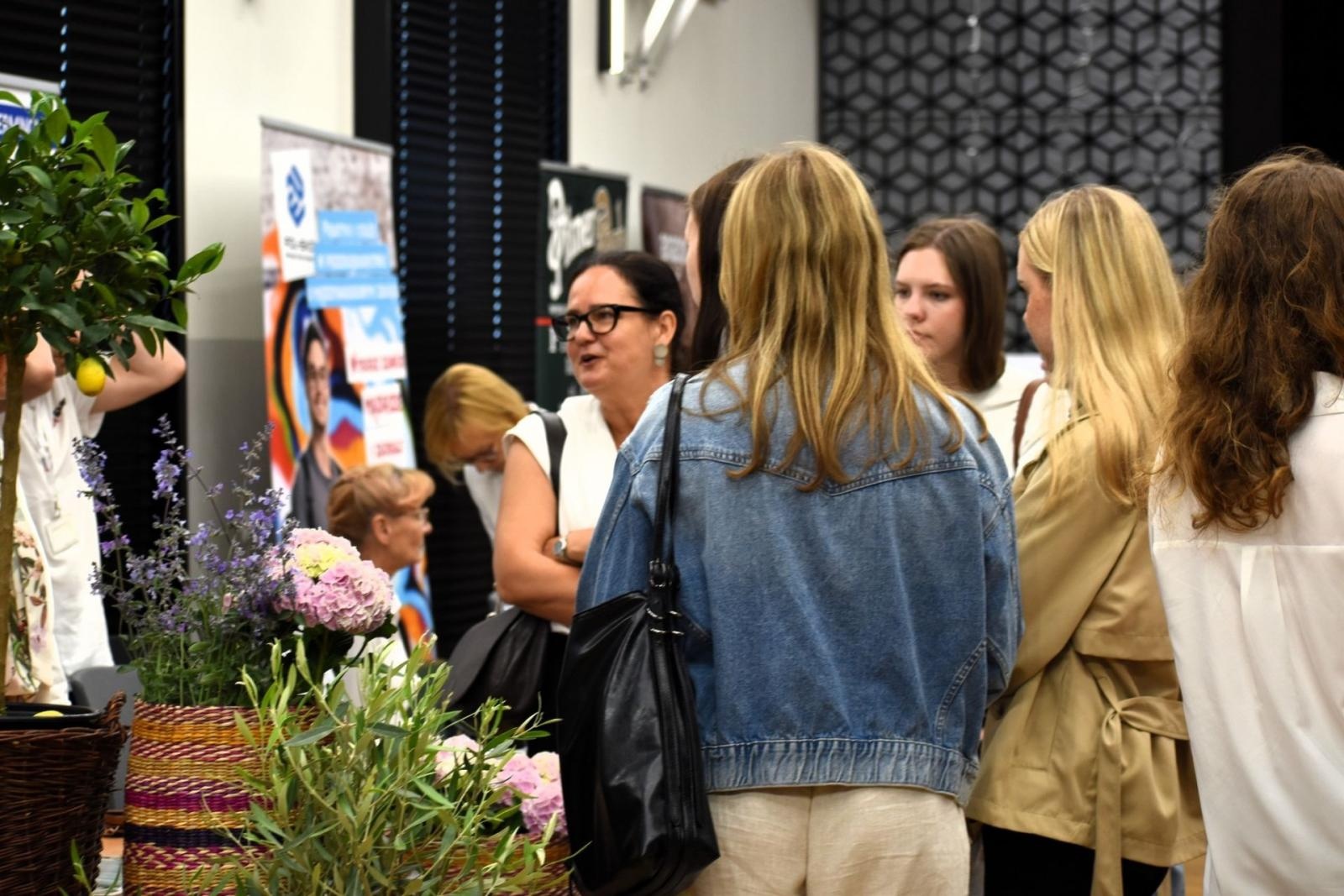 Zdjęcie w galerii na portalu naszwodzislaw.com: IX Wakacyjny Kiermasz Pracy w Wodzisławiu Śląskim – wsparcie dla młodych wiadomości z regionu