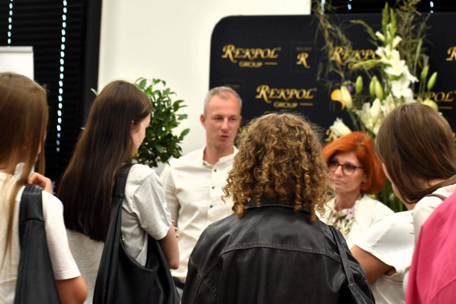 Zdjęcie w galerii na portalu naszwodzislaw.com: IX Wakacyjny Kiermasz Pracy w Wodzisławiu Śląskim – wsparcie dla młodych wiadomości z regionu