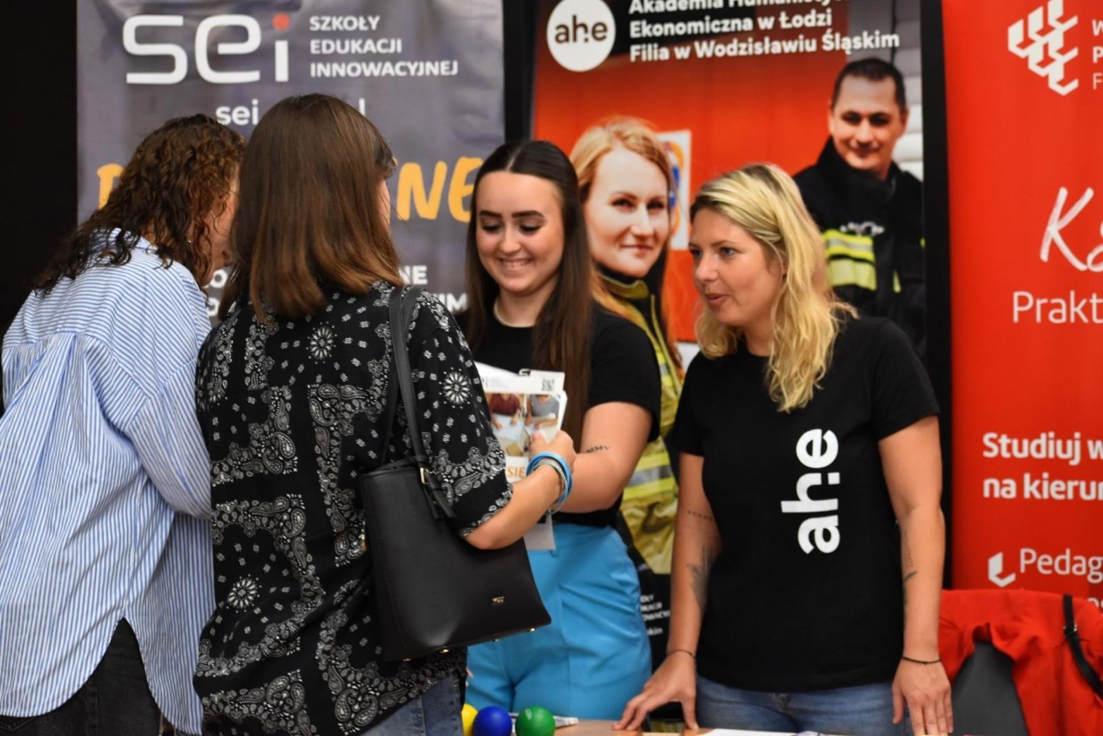 Zdjęcie w galerii na portalu naszwodzislaw.com: IX Wakacyjny Kiermasz Pracy w Wodzisławiu Śląskim – wsparcie dla młodych wiadomości z regionu