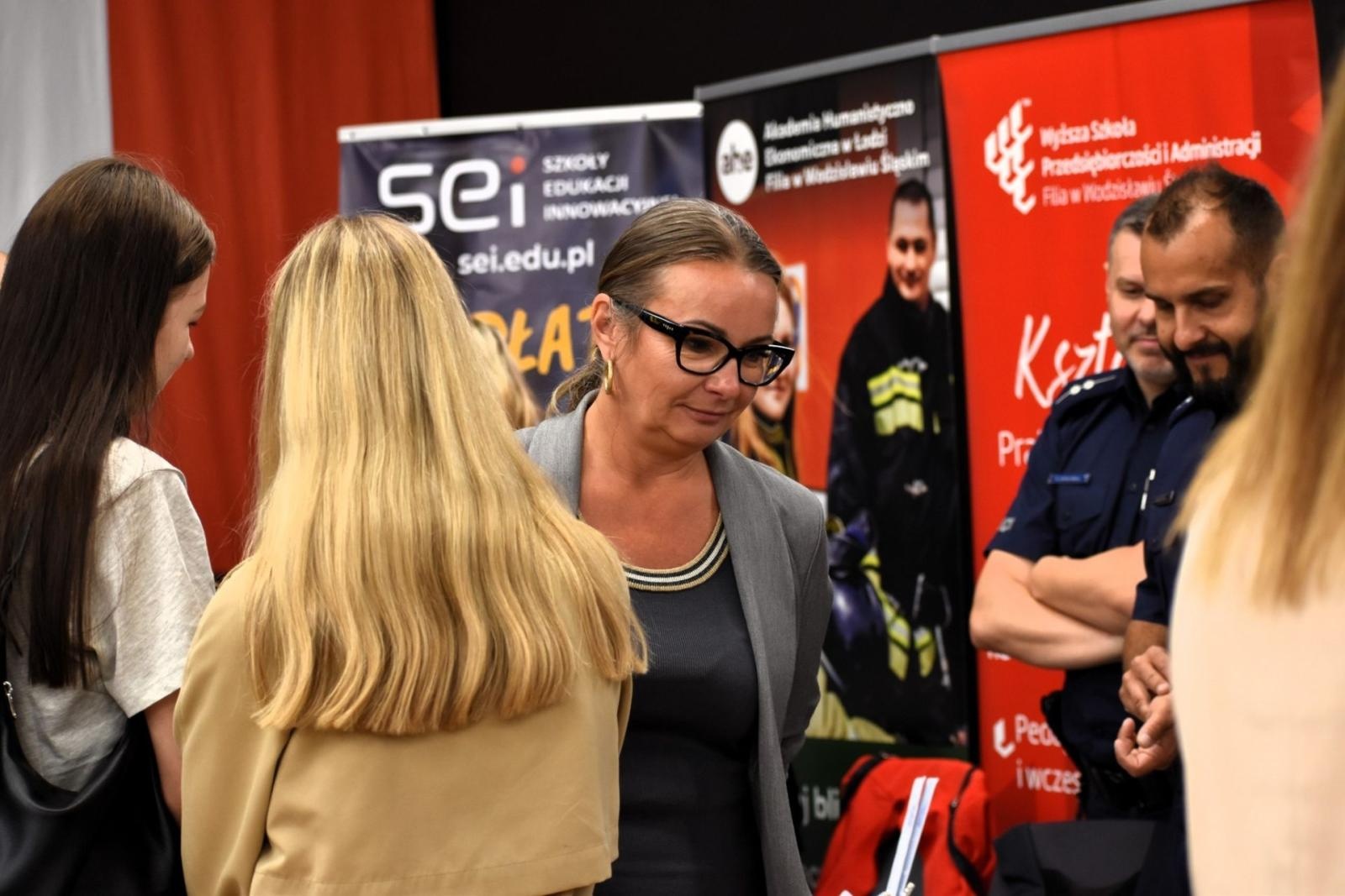 Zdjęcie w galerii na portalu naszwodzislaw.com: IX Wakacyjny Kiermasz Pracy w Wodzisławiu Śląskim – wsparcie dla młodych wiadomości z regionu