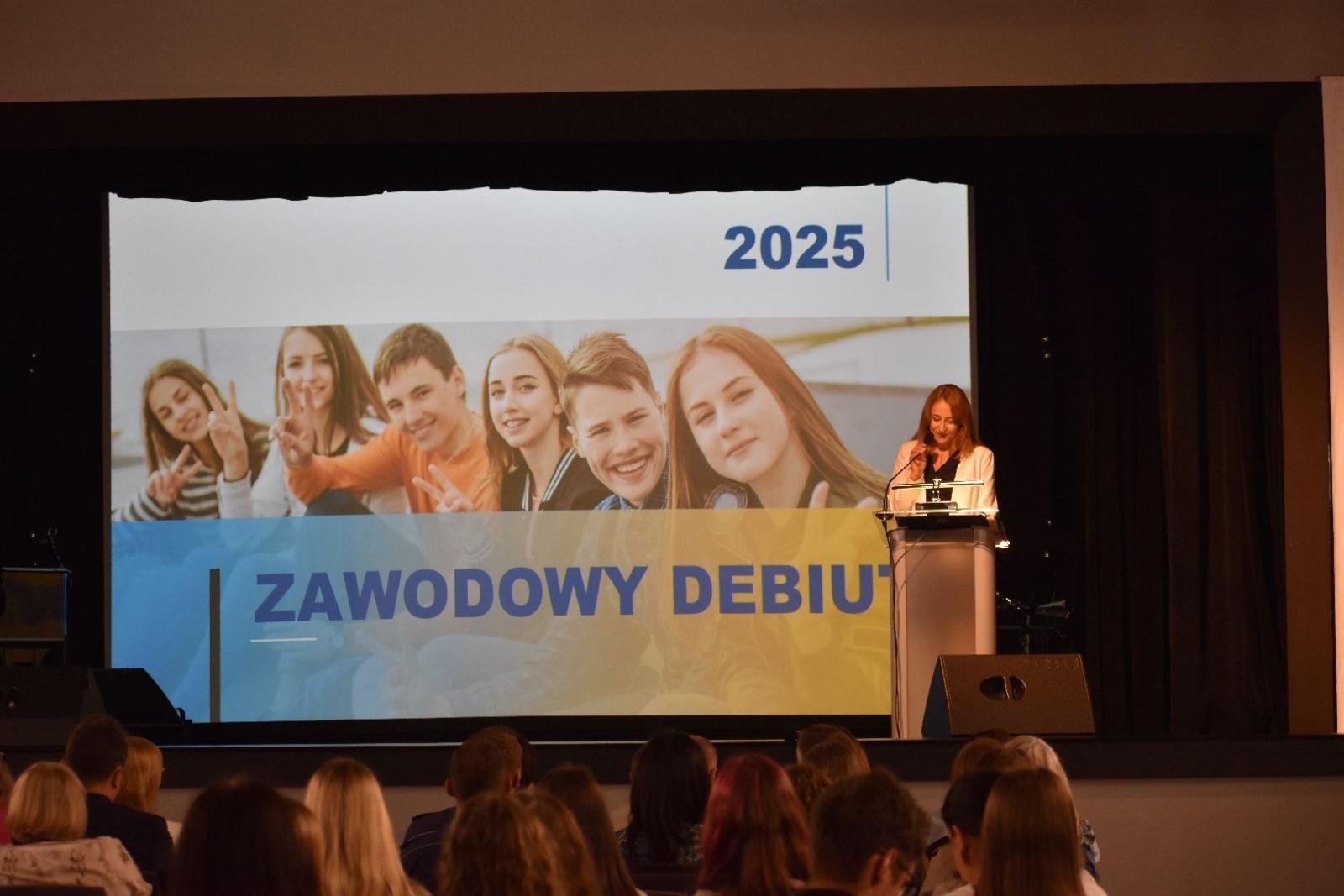 Zdjęcie w galerii na portalu naszwodzislaw.com: Trzecia edycja Zawodowych Debiutów podsumowana wiadomości z regionu