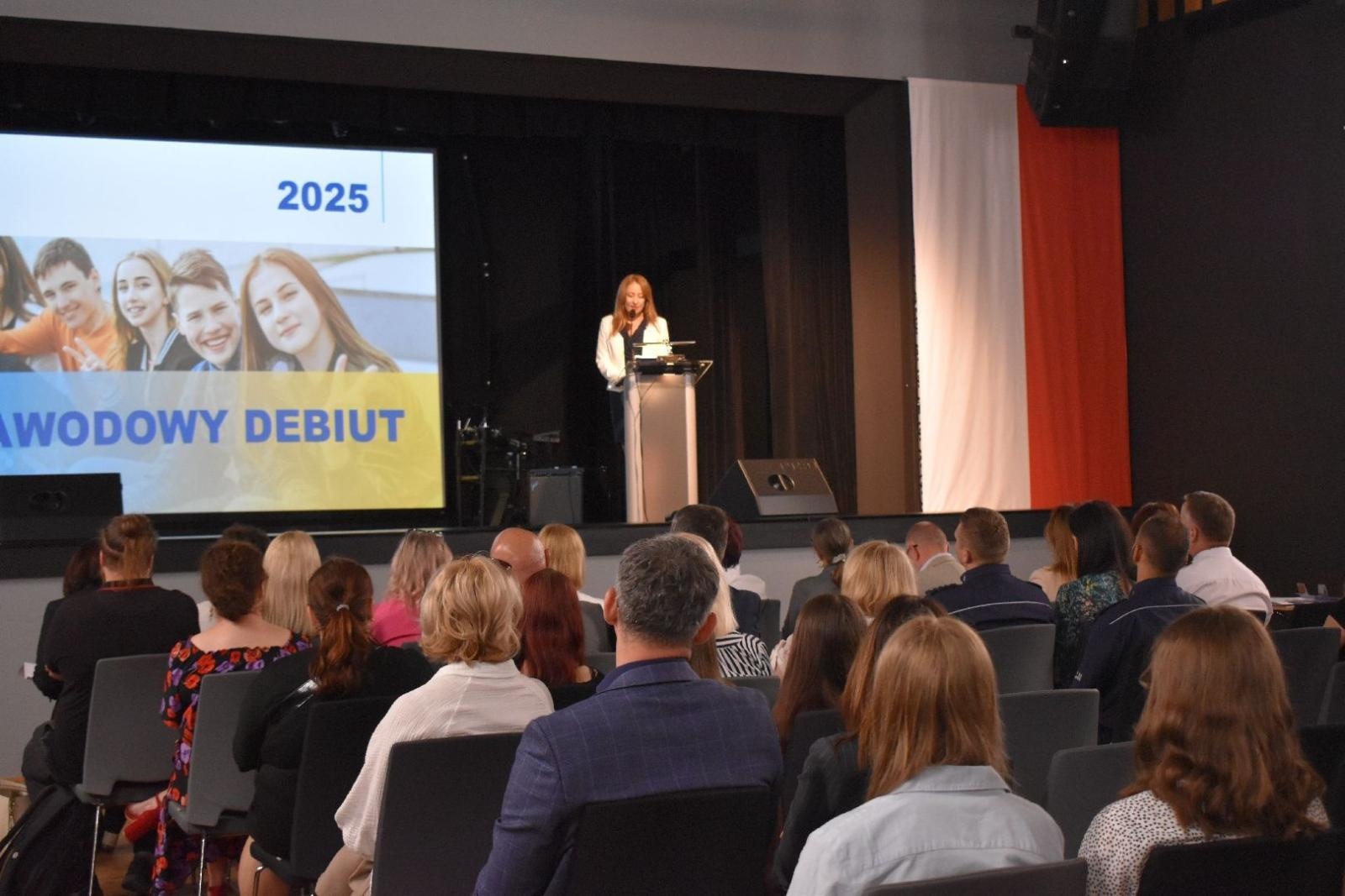 Zdjęcie w galerii na portalu naszwodzislaw.com: Trzecia edycja Zawodowych Debiutów podsumowana wiadomości z regionu